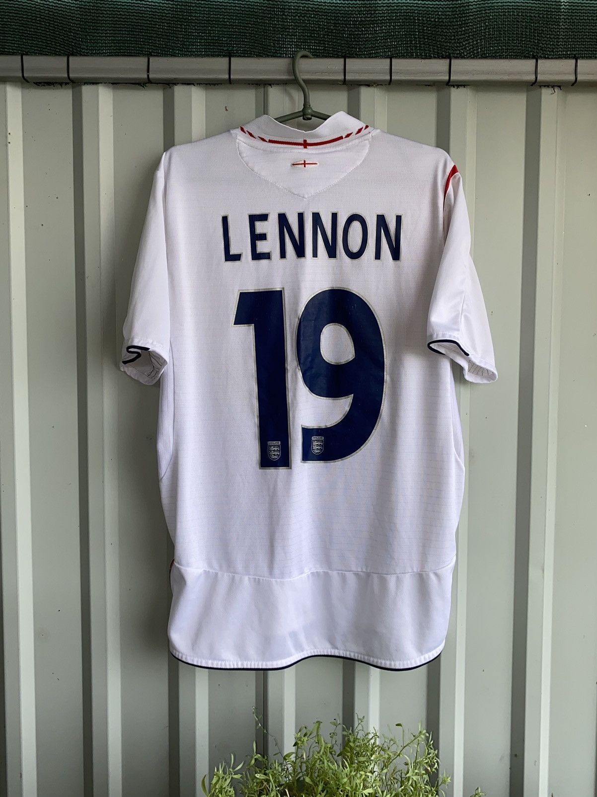 Jersey England 2005-2007 home number 19 LENNON