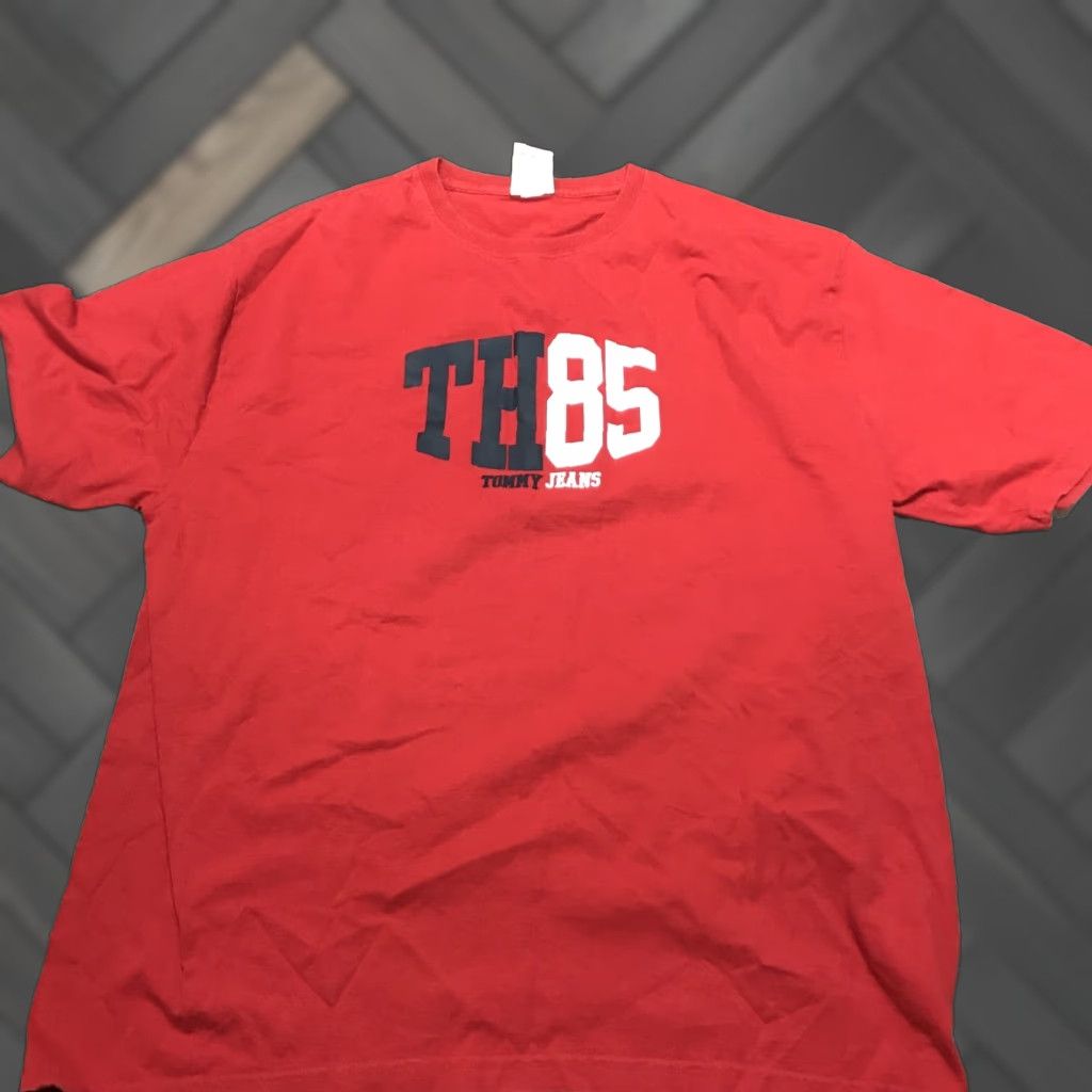 Tommy Hilfiger VINTAGE Tommy Hilfiger T Shirt Men’s 2XL Red Cotton Embroidered Spell Out Tommy Jeans 90s Classic Designer Mens Size US XXL / EU 58 / 5 - 1 Thumbnail