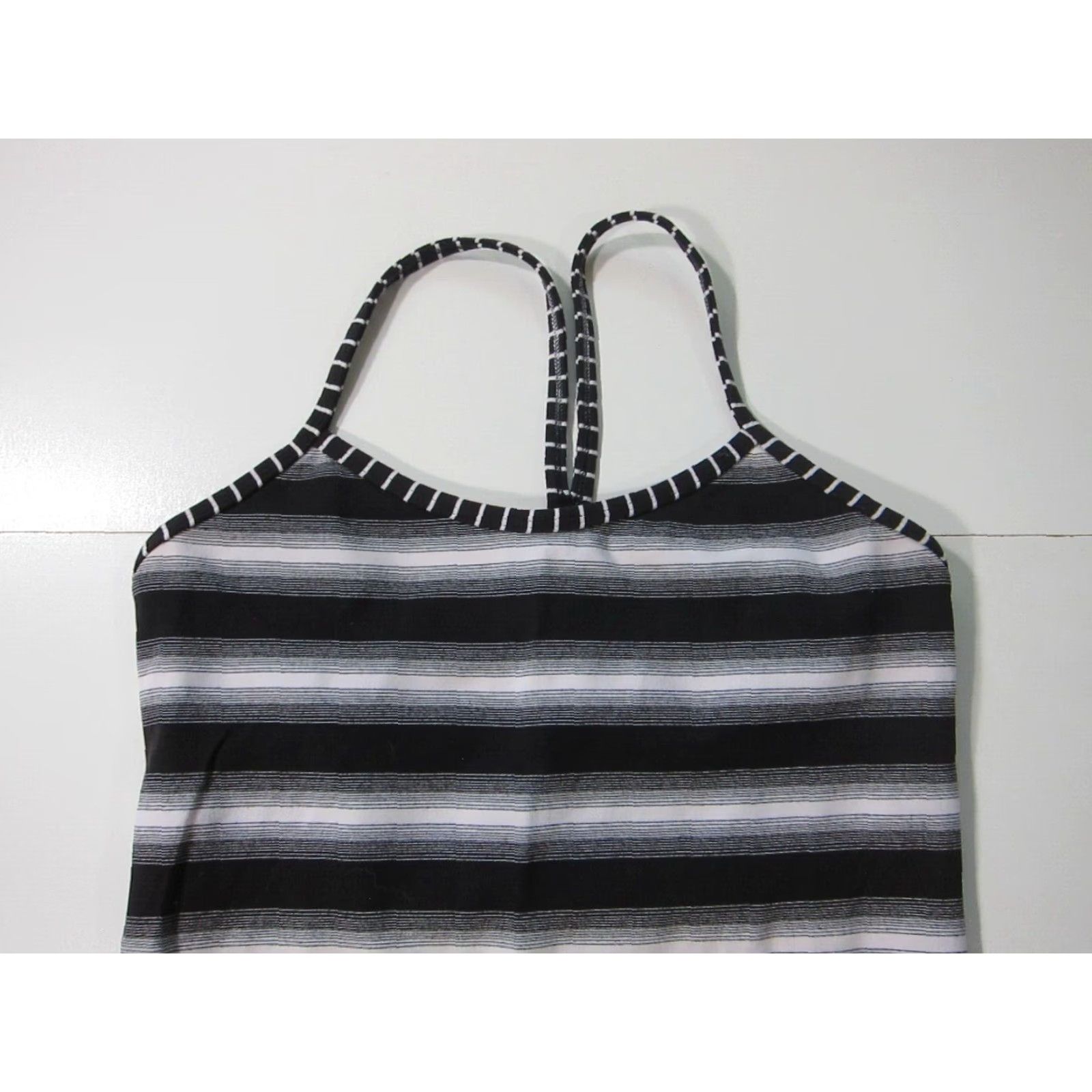 Lululemon VINTAGE Lululemon Black White Stretch Racerback Yoga Run Built In Bra Tank Top Women S Size S / US 4 / IT 40 - 4 Thumbnail