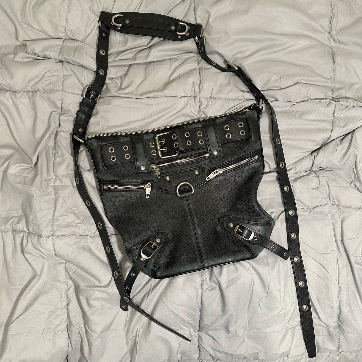 Pre-owned Balenciaga Fw22 Emo Leather Bucket Bag In Black