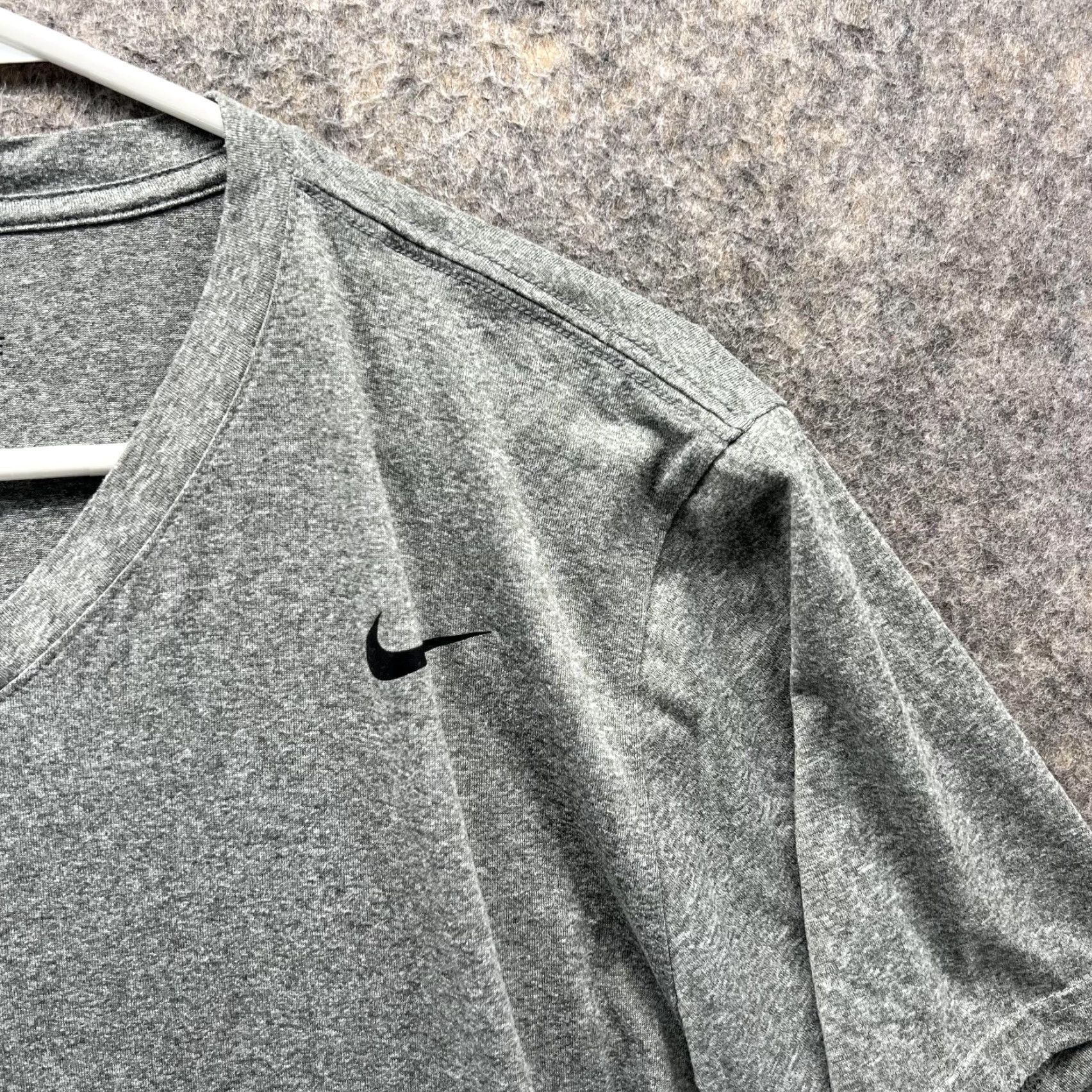 Nike Nike Dri-Fit Shirt Men Large Heather Gray V-Neck Polyester Size US L / EU 52-54 / 3 - 4 Thumbnail