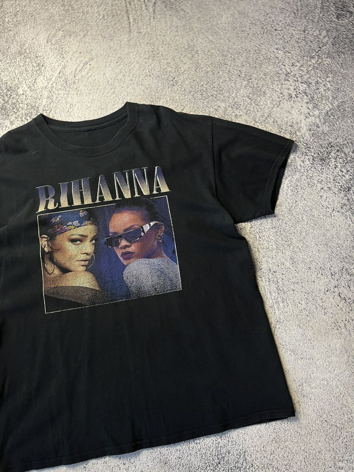 Band Tees Rihanna Vintage big logo Gildan band tee shirt Size US M / EU 48-50 / 2 - 6 Thumbnail