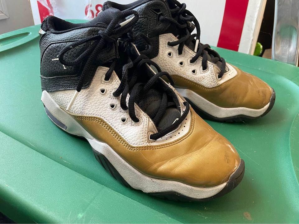 Designer 5.5Y Air Jordans B’ Loyal Size US 5.5 / EU 38 - 1 Thumbnail