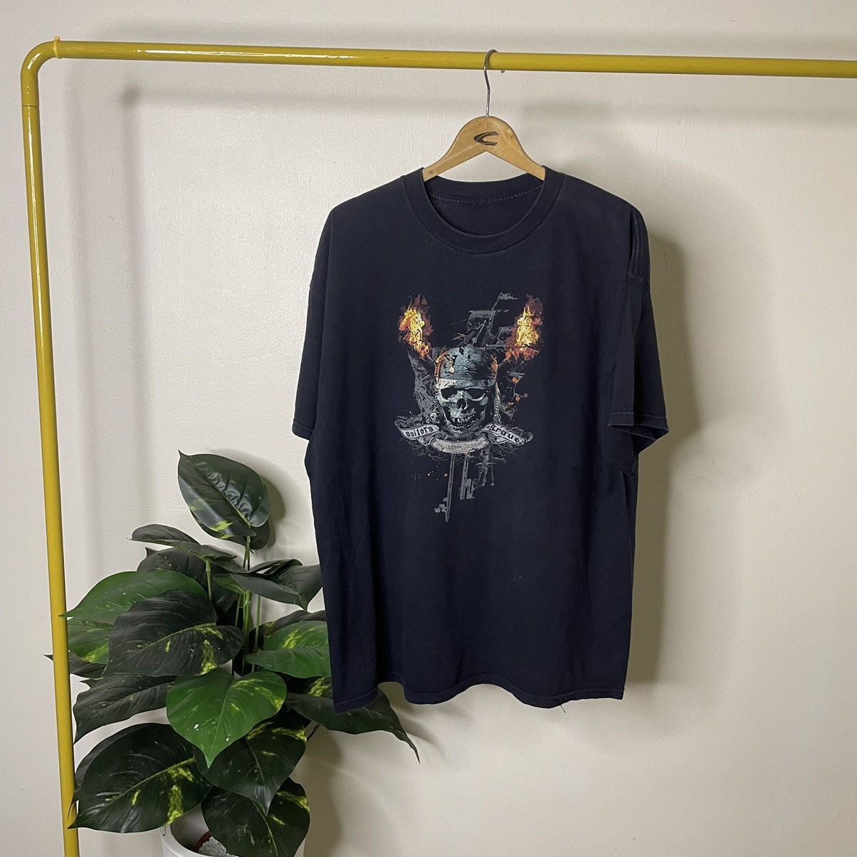 Vintage Vintage 2000s Pirates Of Caribbean Sailors Grave Promo Tee Size US XL / EU 56 / 4 - 1 Thumbnail