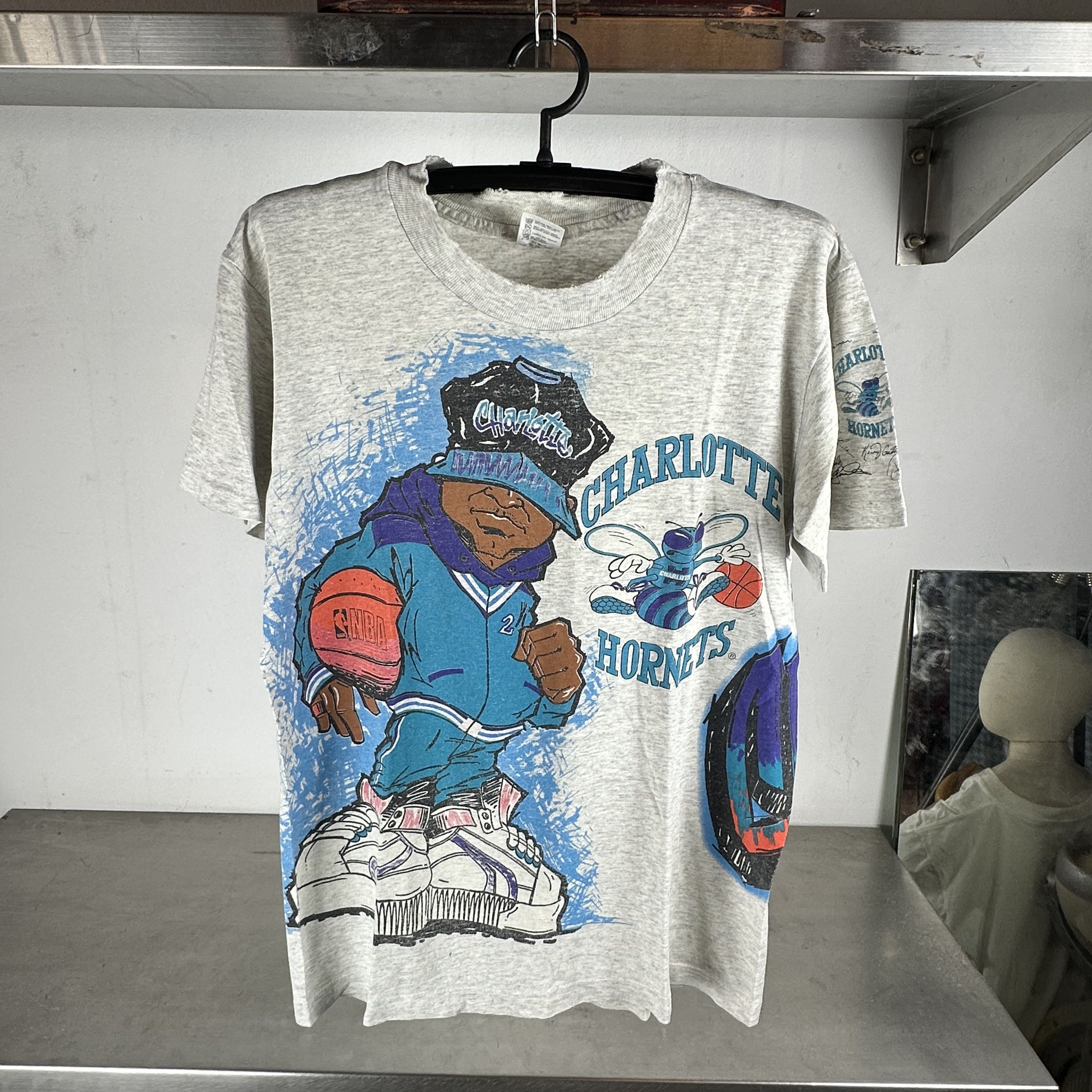 Vintage ​90s Charlotte Hornets NBA Wraparound Hip Hop Man T-shirt Size US L / EU 52-54 / 3 - 1 Thumbnail