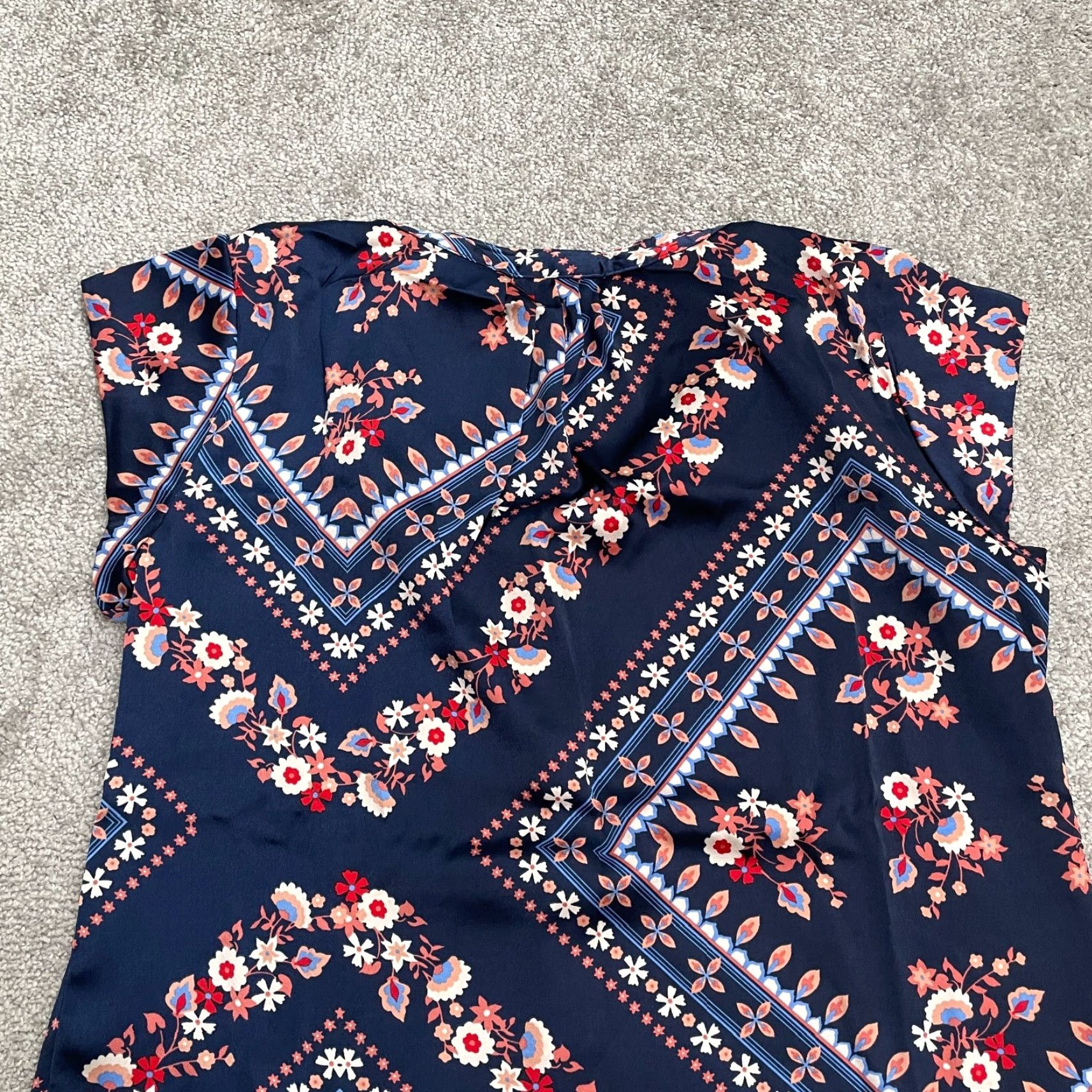 Liz Claiborne Liz Claiborne Satin Blouse Womens Petite Medium Navy Blue Floral V-Neck Casual Size M / US 6-8 / IT 42-44 - 3 Thumbnail