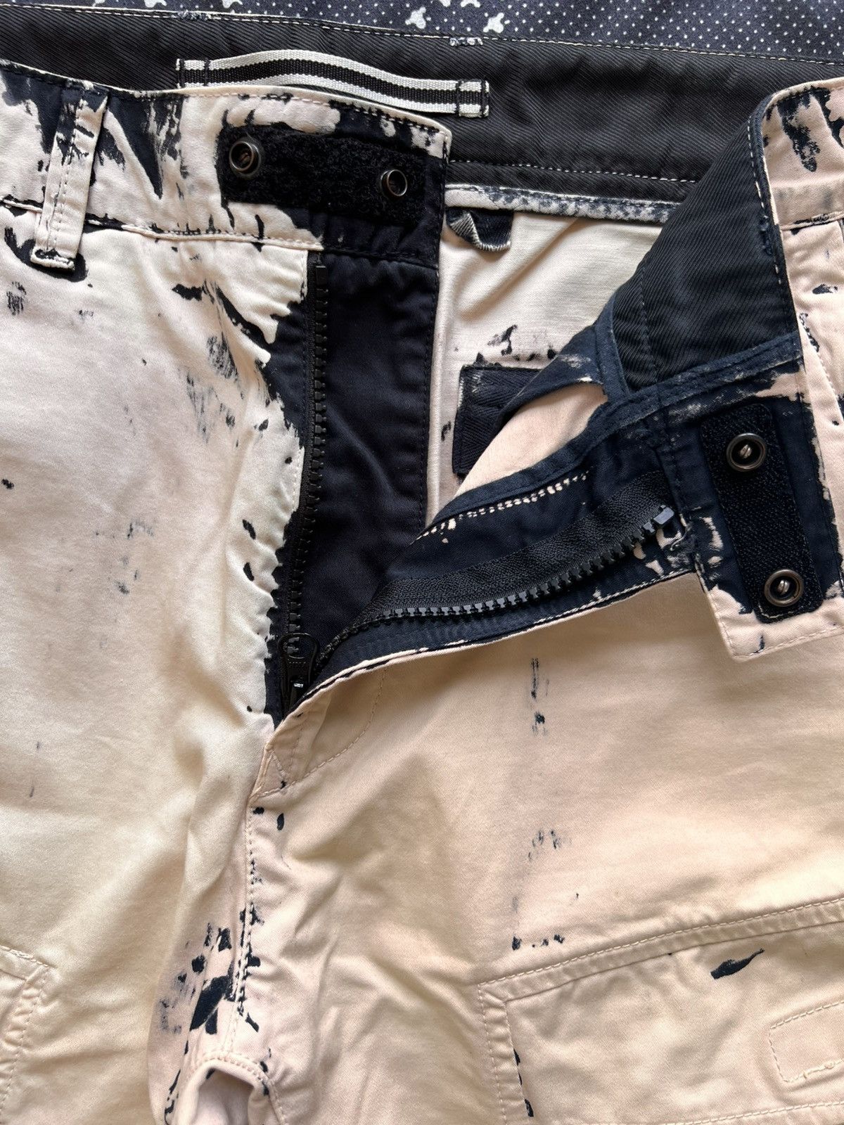 Stone Island Stone Island Hand Corrosion Cargo Shorts Type RE W30 Size US 30 / EU 46 - 14 Thumbnail