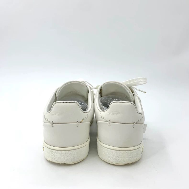 Louis Vuitton Louis Vuitton White logo flat casual white shoes Size US 5 / IT 35 - 4 Thumbnail
