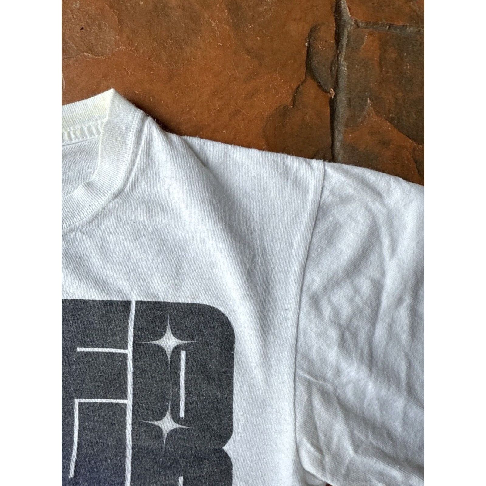 Anvil VINTAGE Usher OMG Concert Tour 2011 T-Shirt Small Shirt Mens White Cotton Graphic Print 2010-2019 Music OMG Profile Size US S / EU 44-46 / 1 - 4 Thumbnail