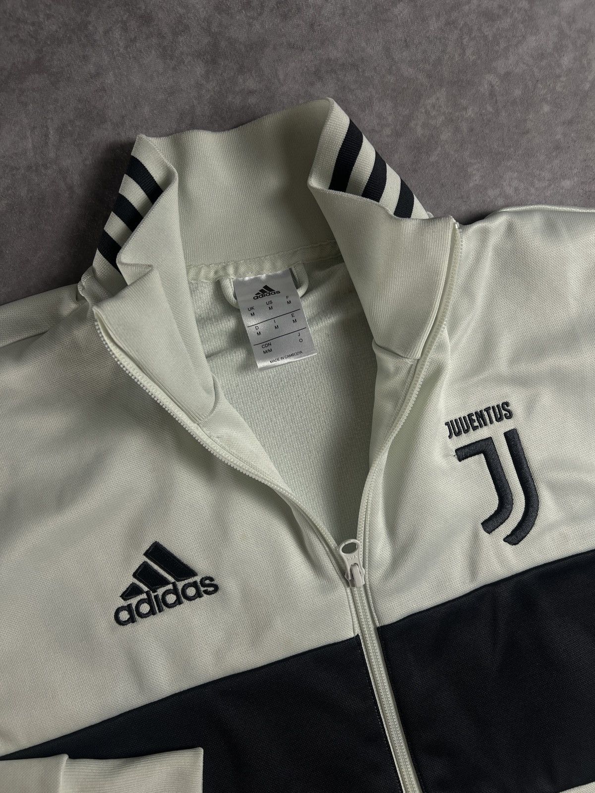 Adidas JUVENTUS 2017/2018 TRAINING FOOTBALL JACKET JERSEY ADIDAS M Size US M / EU 48-50 / 2 - 3 Thumbnail