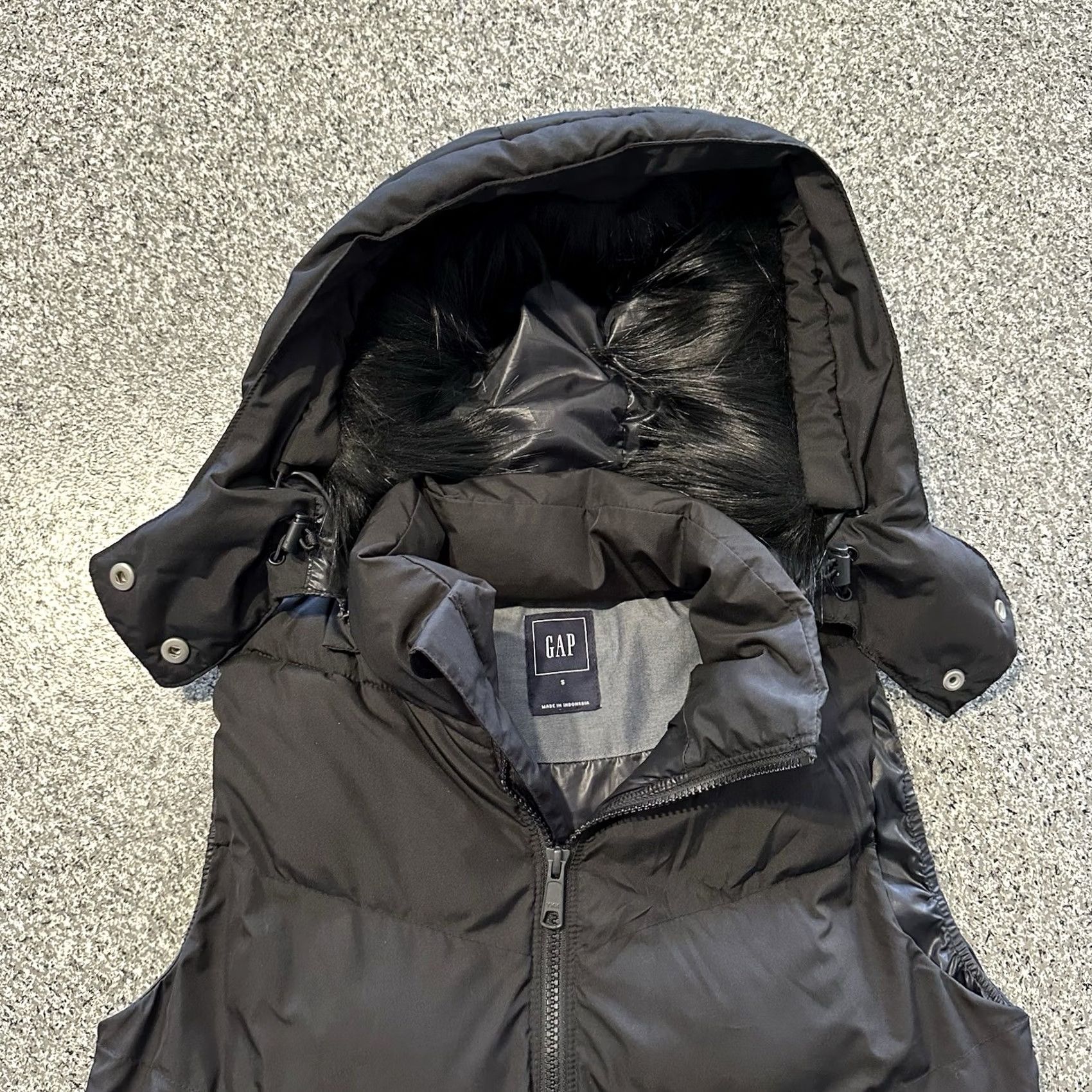 Gap Gap Vest Puffer Vest Womens S Black Primaloft Hooded Faux Fur Lined 2015 EUC Women's Vest Gap Size S / US 4 / IT 40 - 2 Thumbnail