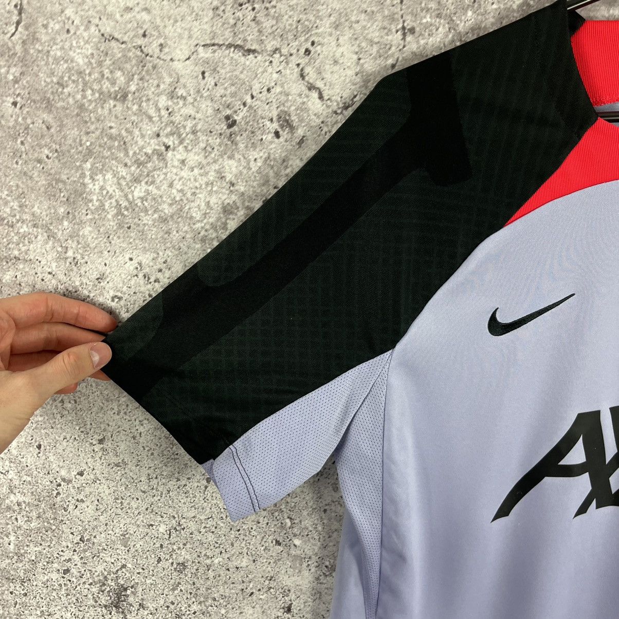Nike Nike Liverpool 2022/23 Training Soccer Jersey Size L Size US L / EU 52-54 / 3 - 4 Thumbnail