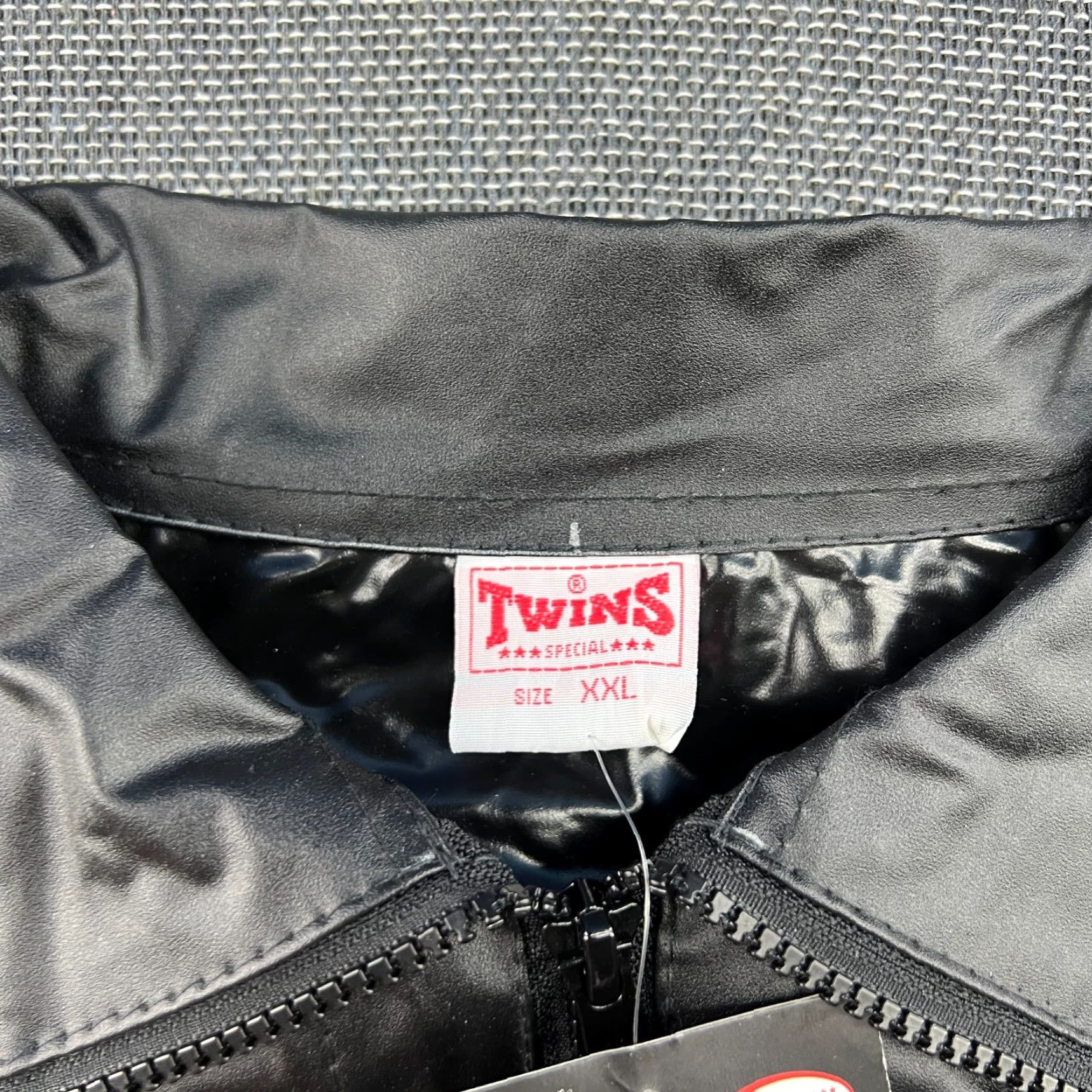 Twins Twins Special Sanuna Jacket Mens 2XL Black Thailand Muay Thai Sweat Track Jacket Full Zip Hooded Pockets Thermal Vintage No Size US XXL / EU 58 / 5 - 3 Thumbnail
