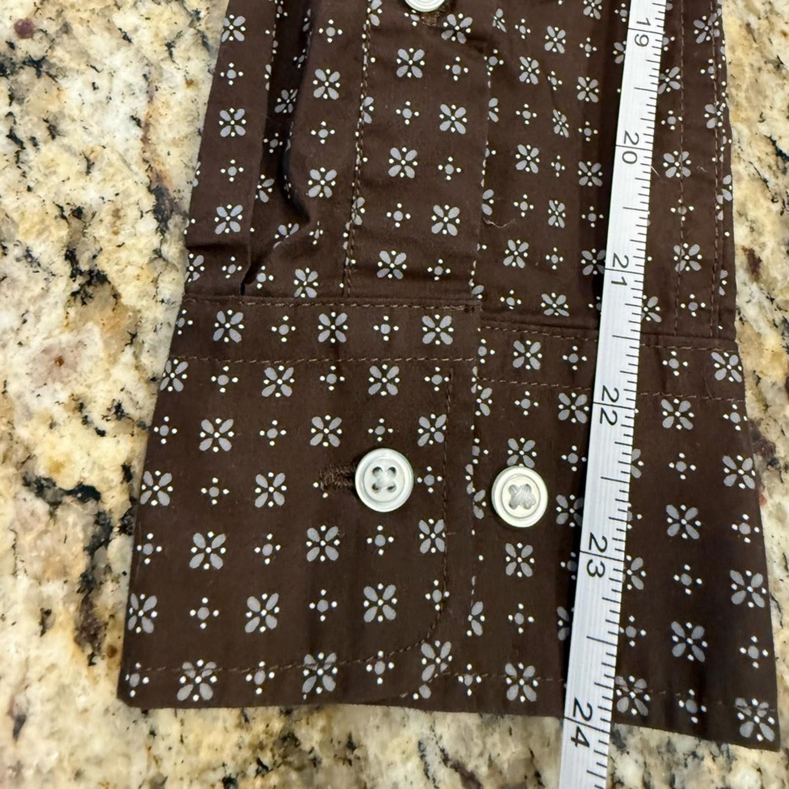 Uniqlo Uniqlo brown button up shirt blue white floral pattern SZ M Size US M / EU 48-50 / 2 - 8 Thumbnail