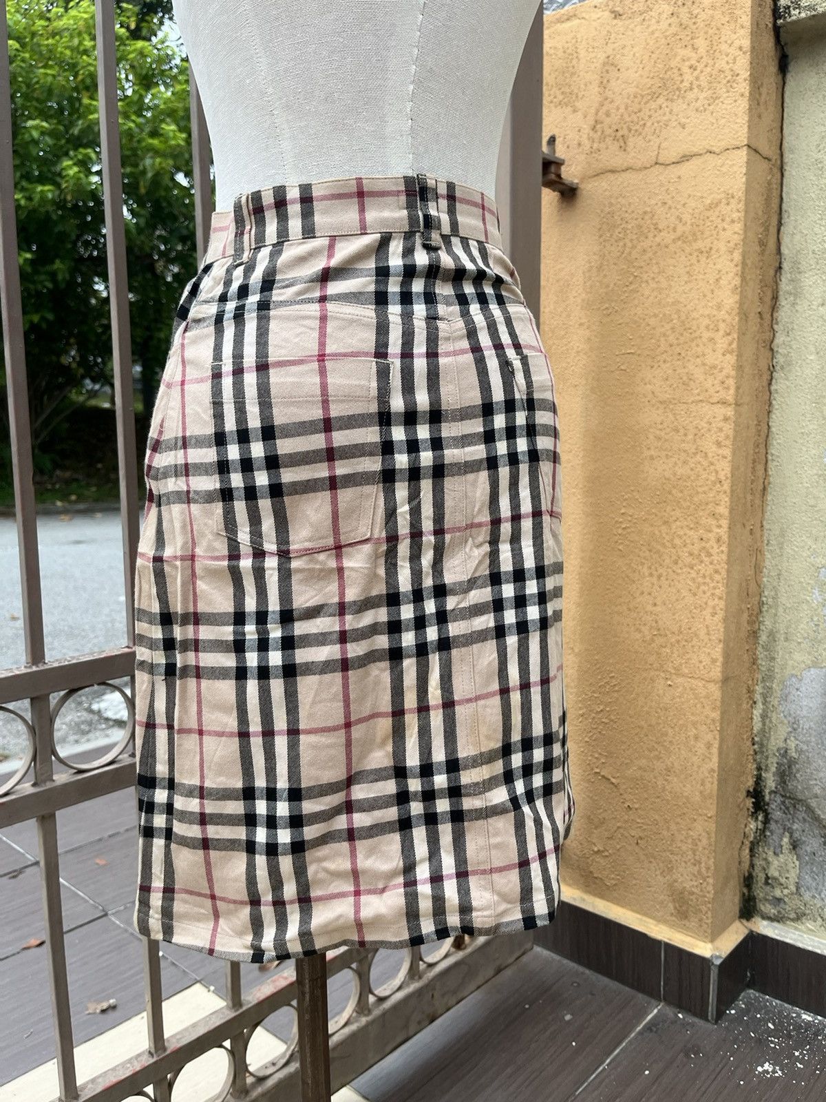 Burberry × Vintage Vintage Nova check mini skirt Size 28" / US 6 / IT 42 - 2 Thumbnail