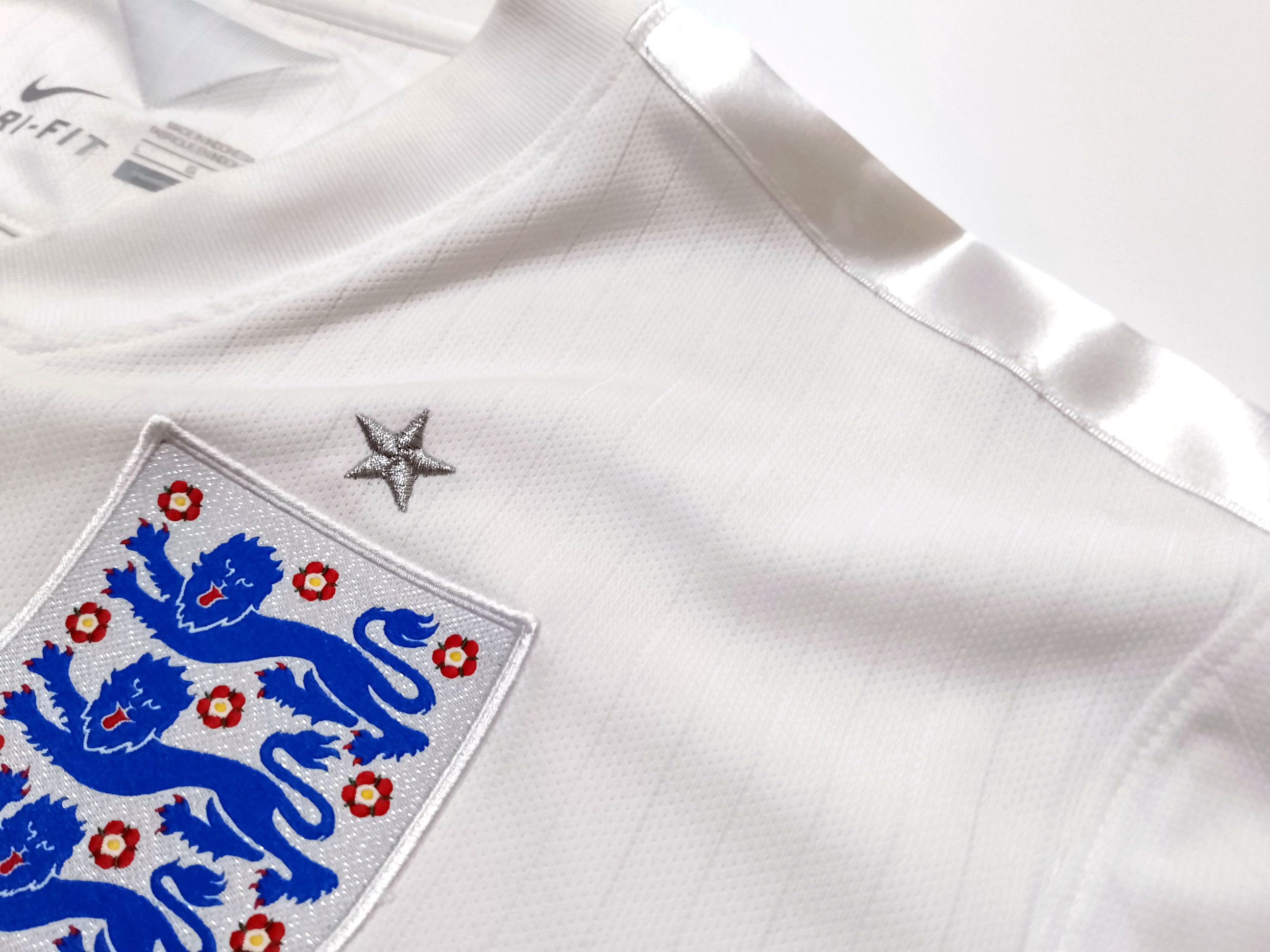 Nike England 2014 Home Nike Jersey, Men’s Size L, 588101-105 Size US L / EU 52-54 / 3 - 6 Thumbnail