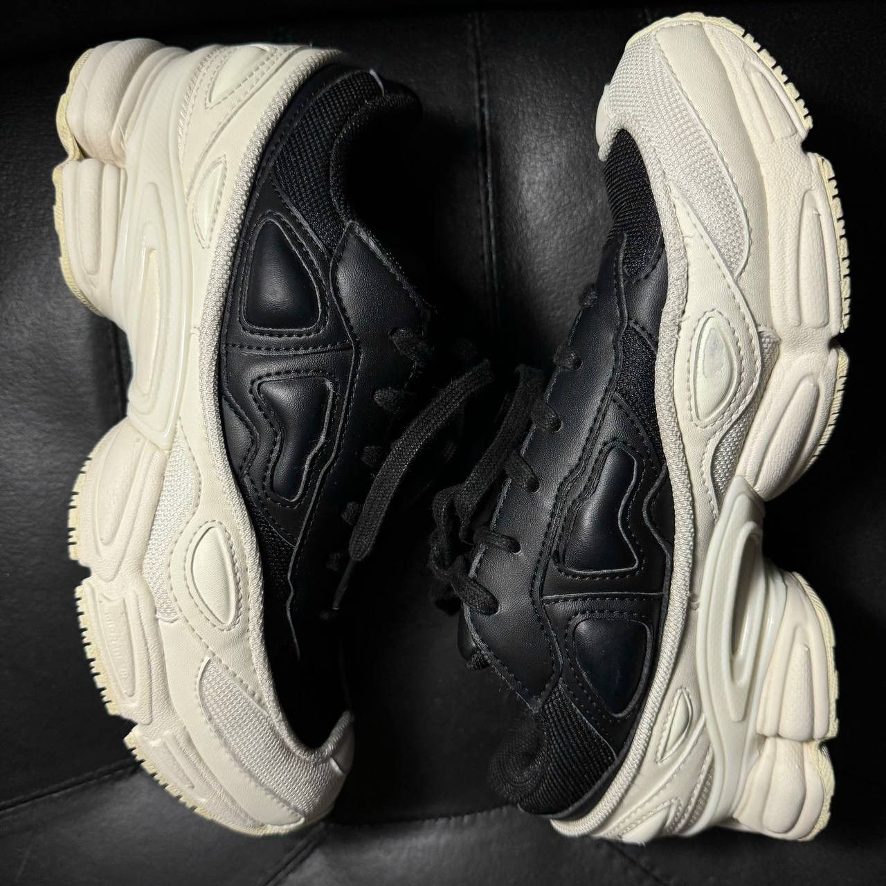 Adidas × Raf Simons 5,5us Adidas Raf Simons Ozweego white black Size US 5.5 / EU 38 - 7 Thumbnail