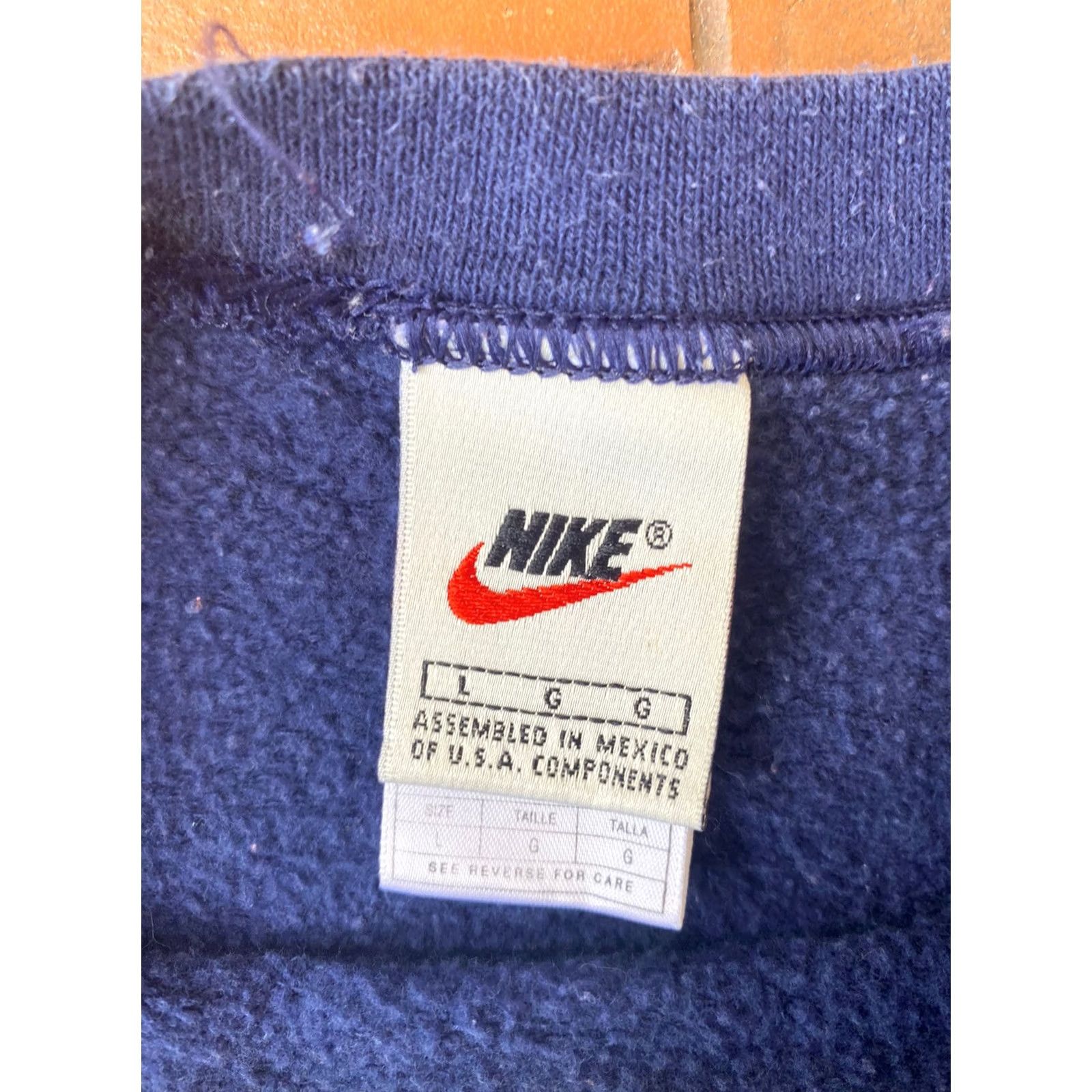 Nike VINTAGE Nike Swoosh Navy Sweatshirt L Large White Tag Mens 90s Crew Neck Pullover Logo Embroidered Size US L / EU 52-54 / 3 - 4 Thumbnail