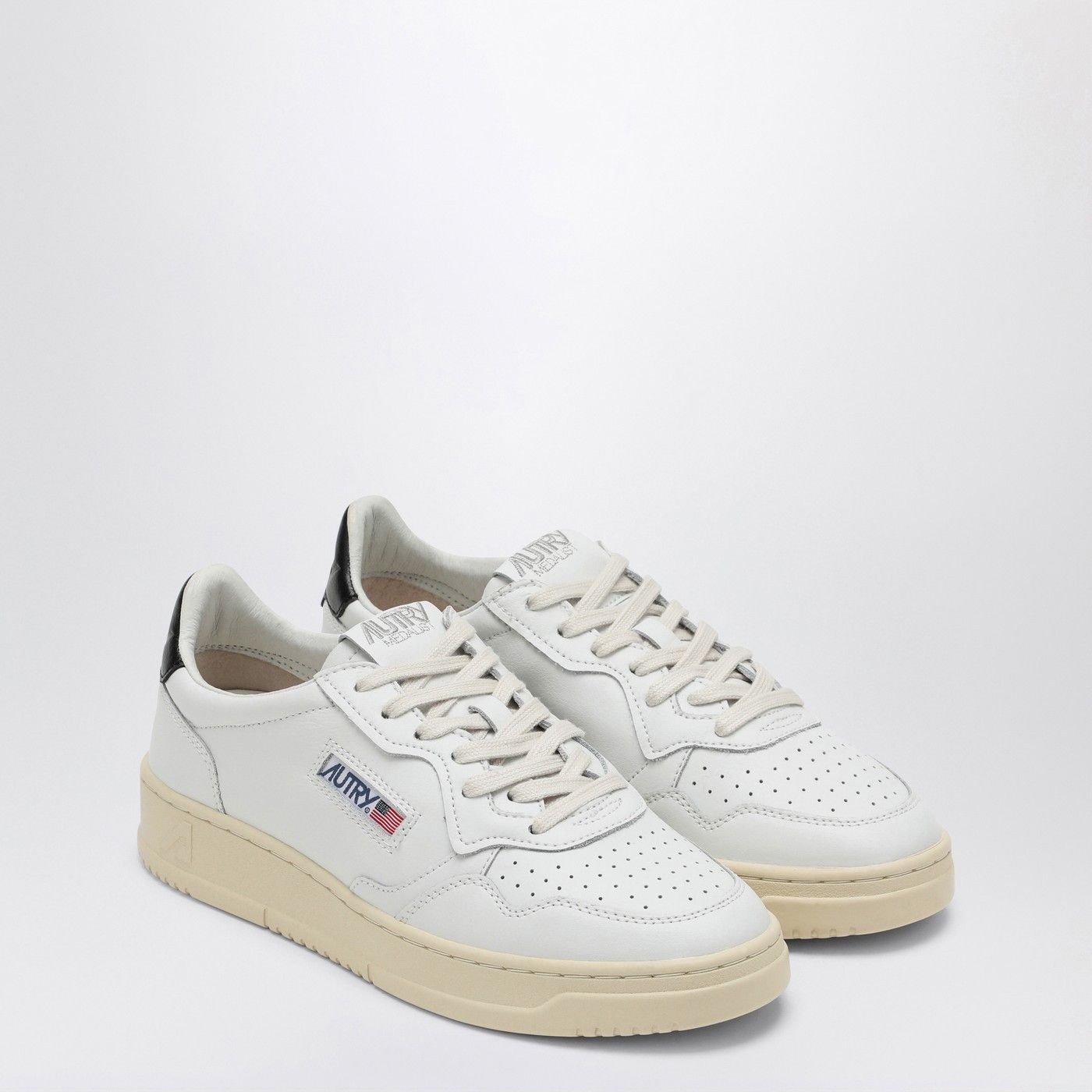 o1s22i1n0925 'Medalist' Low Top Sneakers in White/Black