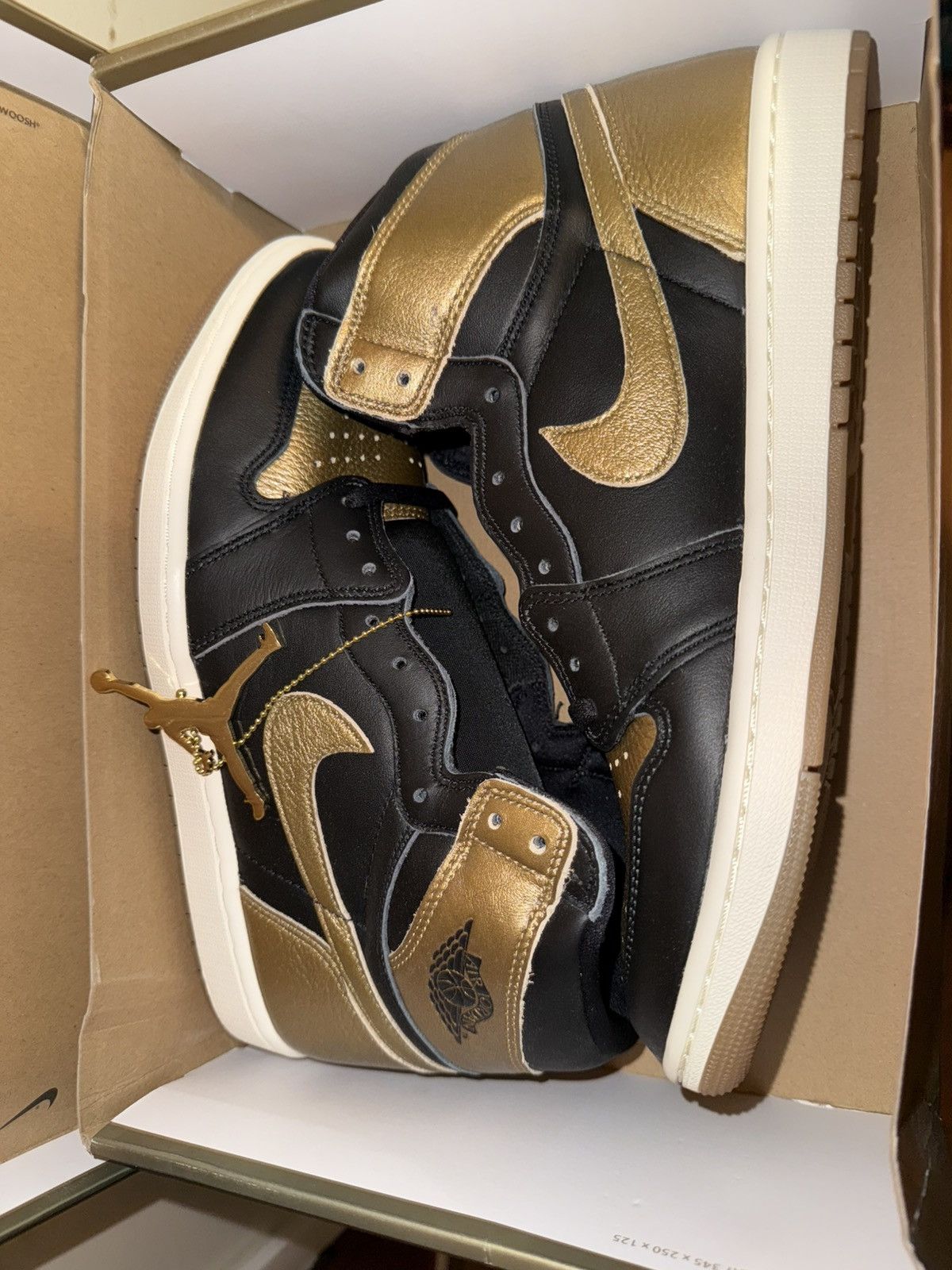 Nike Nike Air Jordan 1 Retro OG High Black/Metallic Gold Sail NEW Size US 9.5 / EU 42-43 - 4 Thumbnail