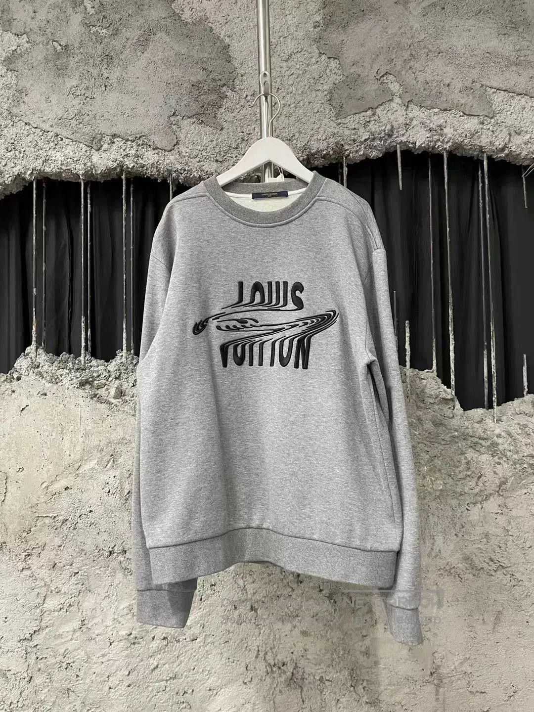 Louis Vuitton Louis Vuitton Embroidered Twisted Logo Sweatshirt. Size US M / EU 48-50 / 2 - 1 Thumbnail