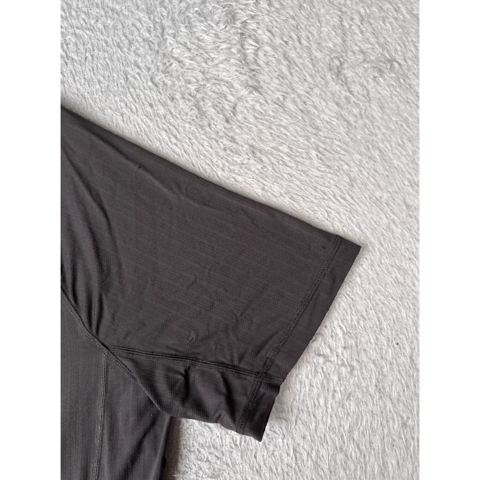 Lululemon Lululemon Shirt Women 10 Gray Short Sleeve V-Neck Vertical Stripe Gym Workout Shirt Size L / US 10 / IT 46 - 2 Thumbnail