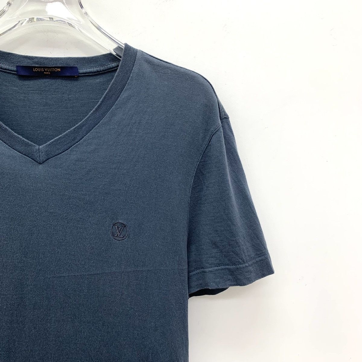 Louis Vuitton Louis Vuitton Logo Embroidered Cotton V-neck T-shirt K26WX Size XS / US 0-2 / IT 36-38 - 3 Thumbnail