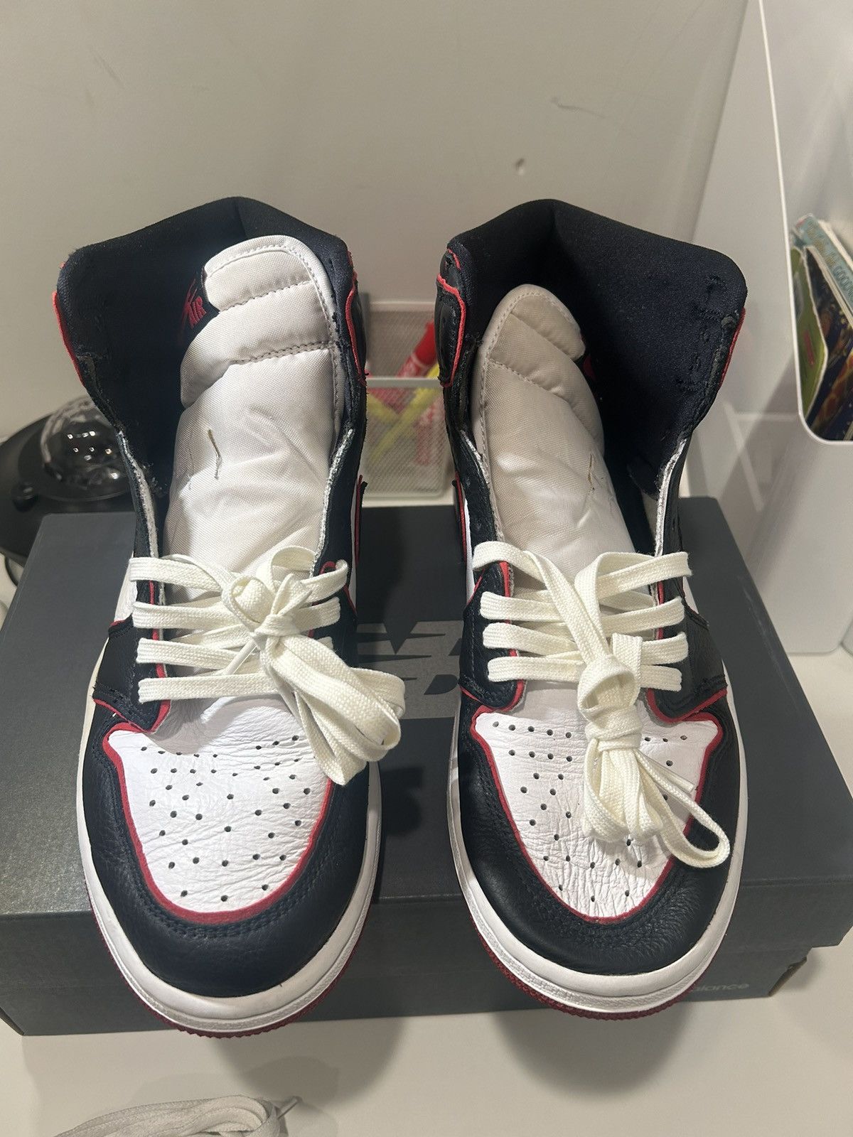 Jordan Brand × Nike Jordan 1 Retro High Bloodline Size 9 Size US 9 / EU 42 - 4 Thumbnail