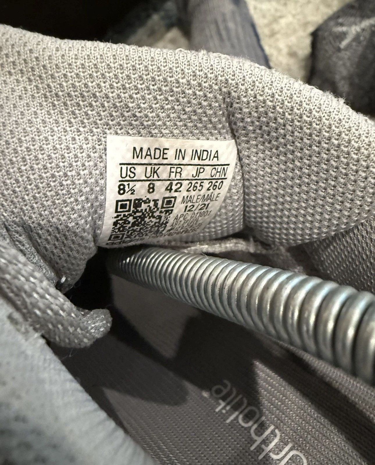 Adidas Yeezy 700 Static v2 Size US 8.5 / EU 41-42 - 4 Thumbnail