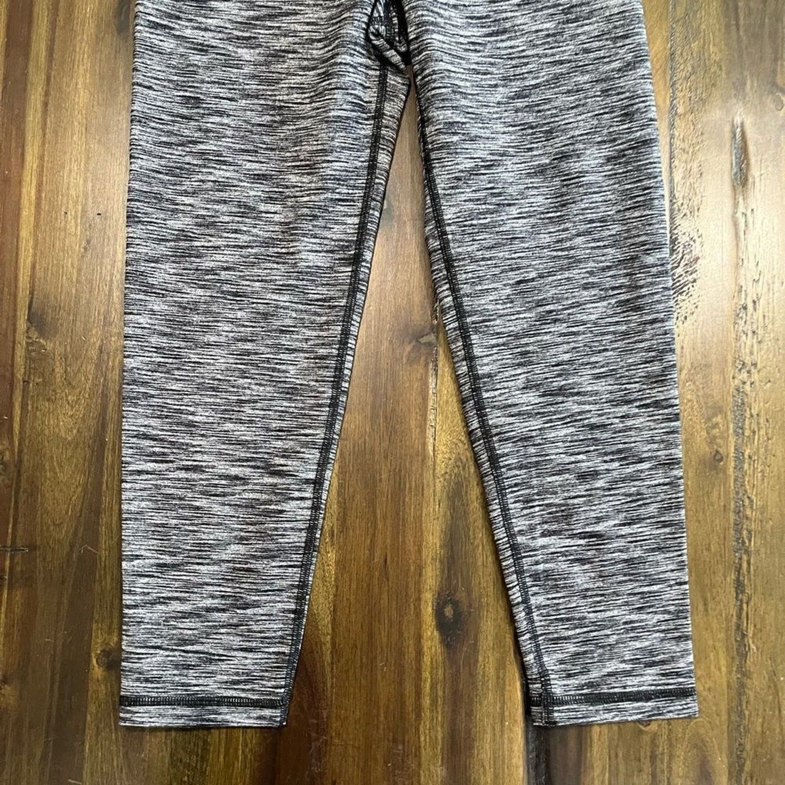 Victoria's Secret NWOT Victoria's Secret Athletic Capri Length Leggings - SM Size 26" / US 2 / IT 38 - 8 Thumbnail