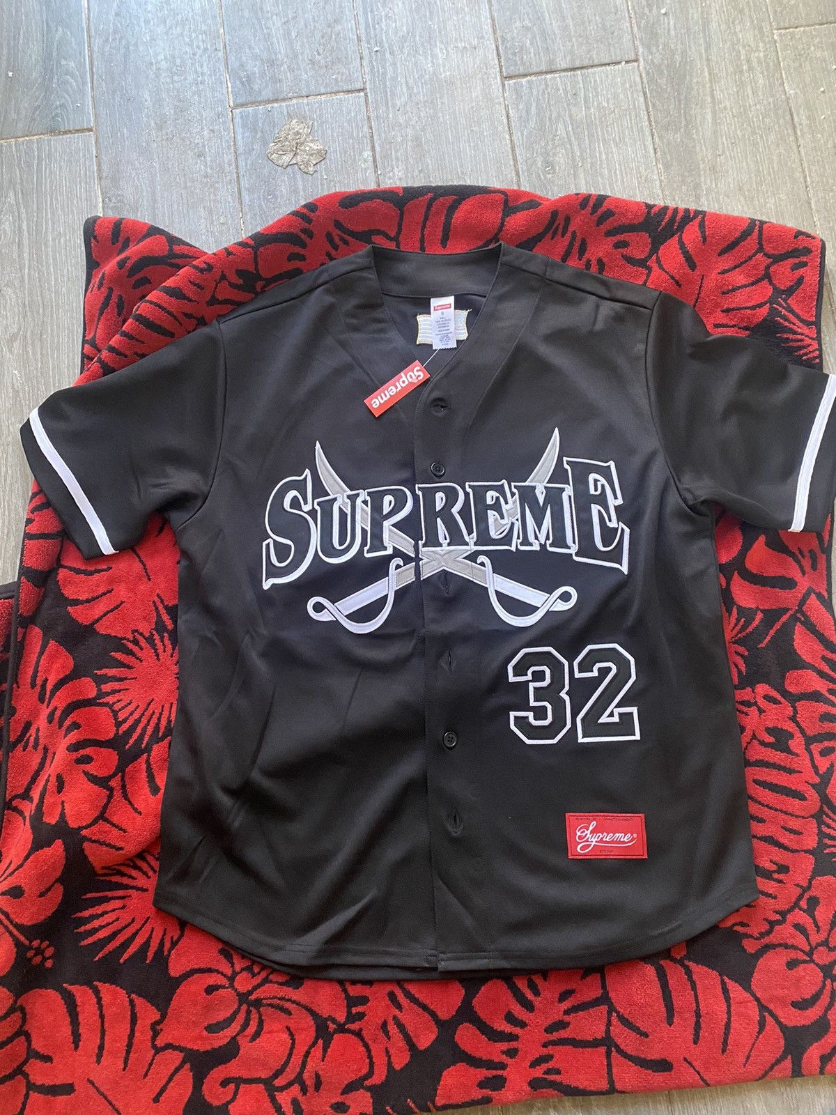 Supreme Swords Baseball Jersey Size small - www.rajagirimanappuram.com