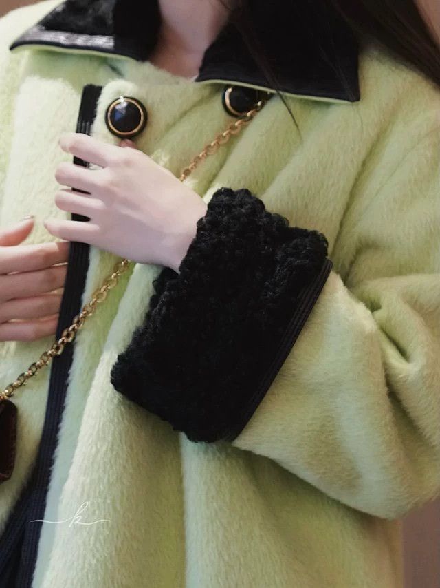 Versace Versace 1990F/W Runway Women's Oversized Fur Coat Size XL / US 12-14 / IT 48-50 - 1 Thumbnail
