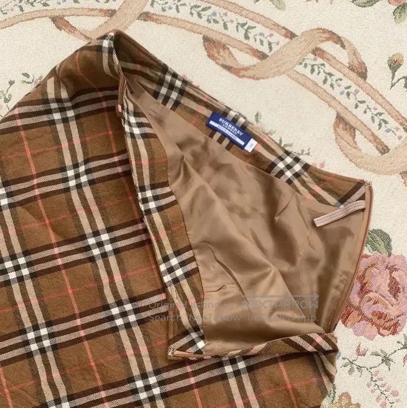 Burberry Khaki Plaid Wool Skirt for Women.