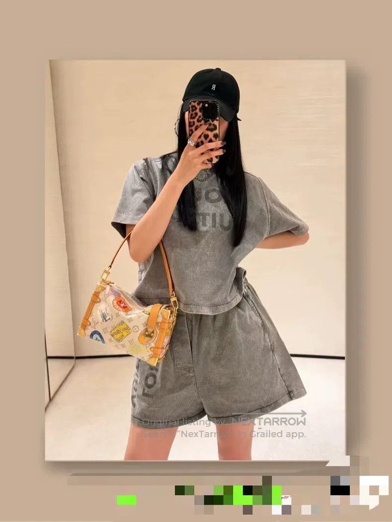 Louis Vuitton Louis Vuitton Faded effect logo solid color short sleeve Size M / US 6-8 / IT 42-44 - 8 Thumbnail