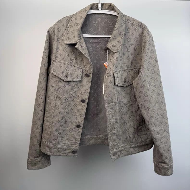 Louis Vuitton Louis Vuitton Grey Logo full-print single-breasted casual Size US M / EU 48-50 / 2 - 1 Thumbnail