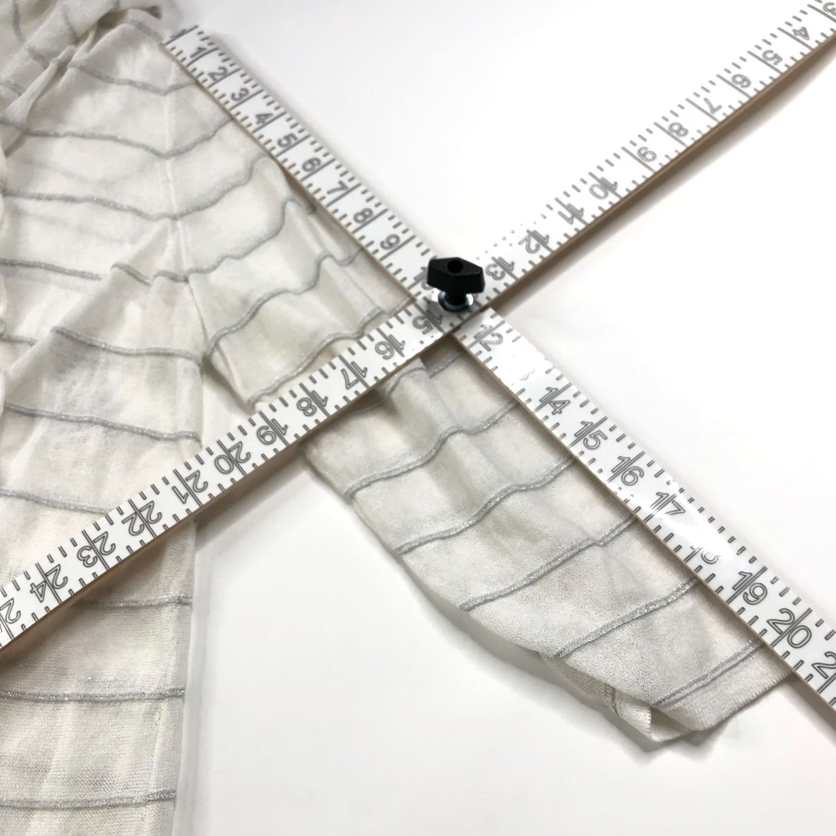 Vintage Chico's Cardigan Sweater White Lightweight 3 Scalloped V-Neck Knit Cardigan Womens XS? (Note: Original size unclear) Size XS / US 0-2 / IT 36-38 - 5 Thumbnail