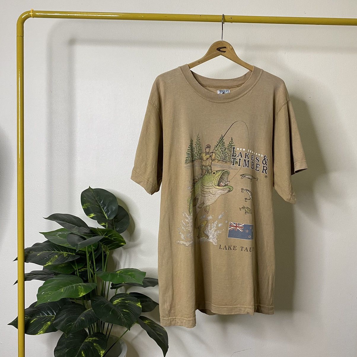 Habitat × Vintage Vintage 1990s Lake Taupo New Zealand Tee Size US L / EU 52-54 / 3 - 1 Thumbnail