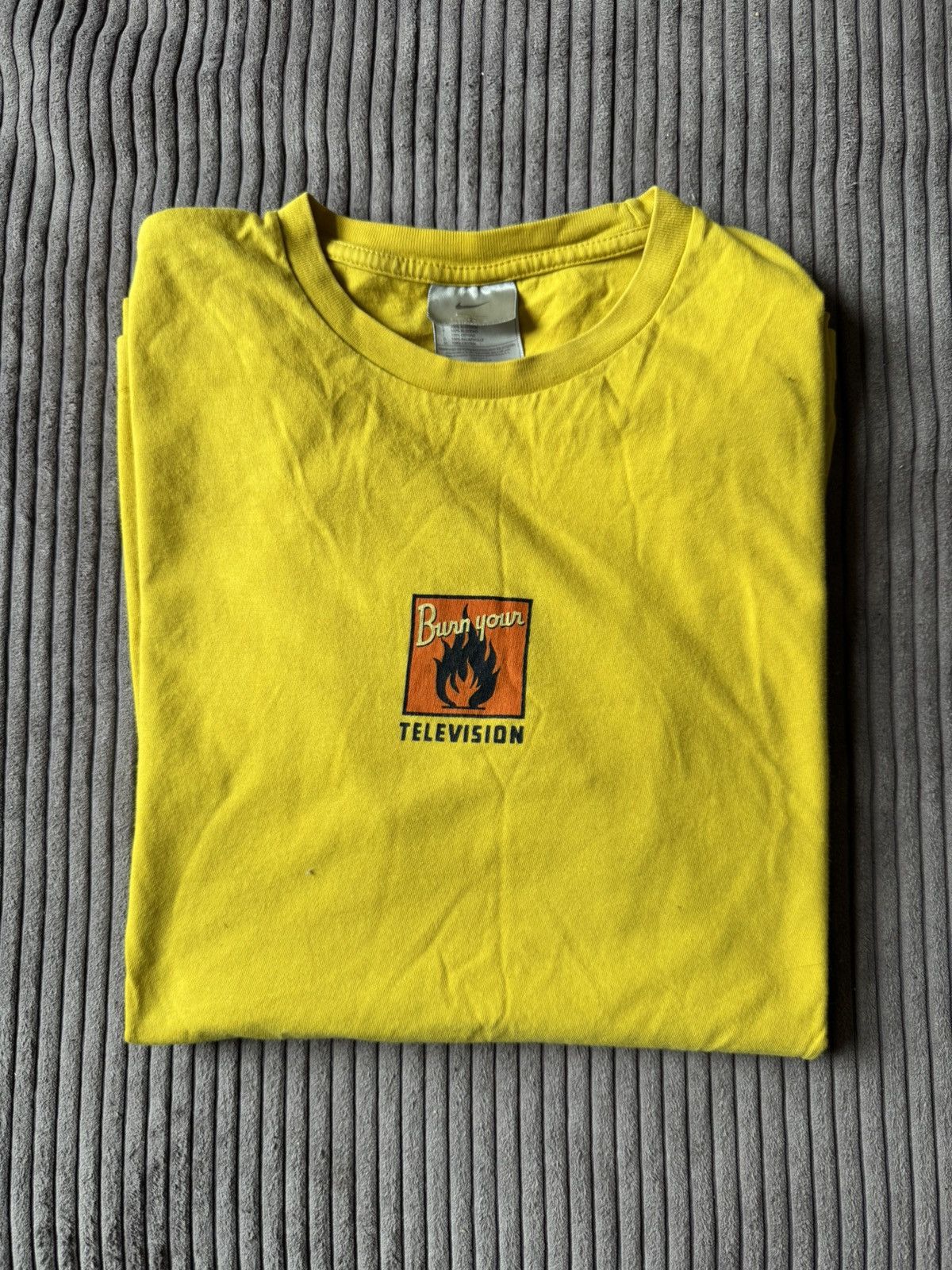 Nike Vintage 90s Nike Burn Your Television Sun Faded yellow Tee Size US L / EU 52-54 / 3 - 1 Thumbnail
