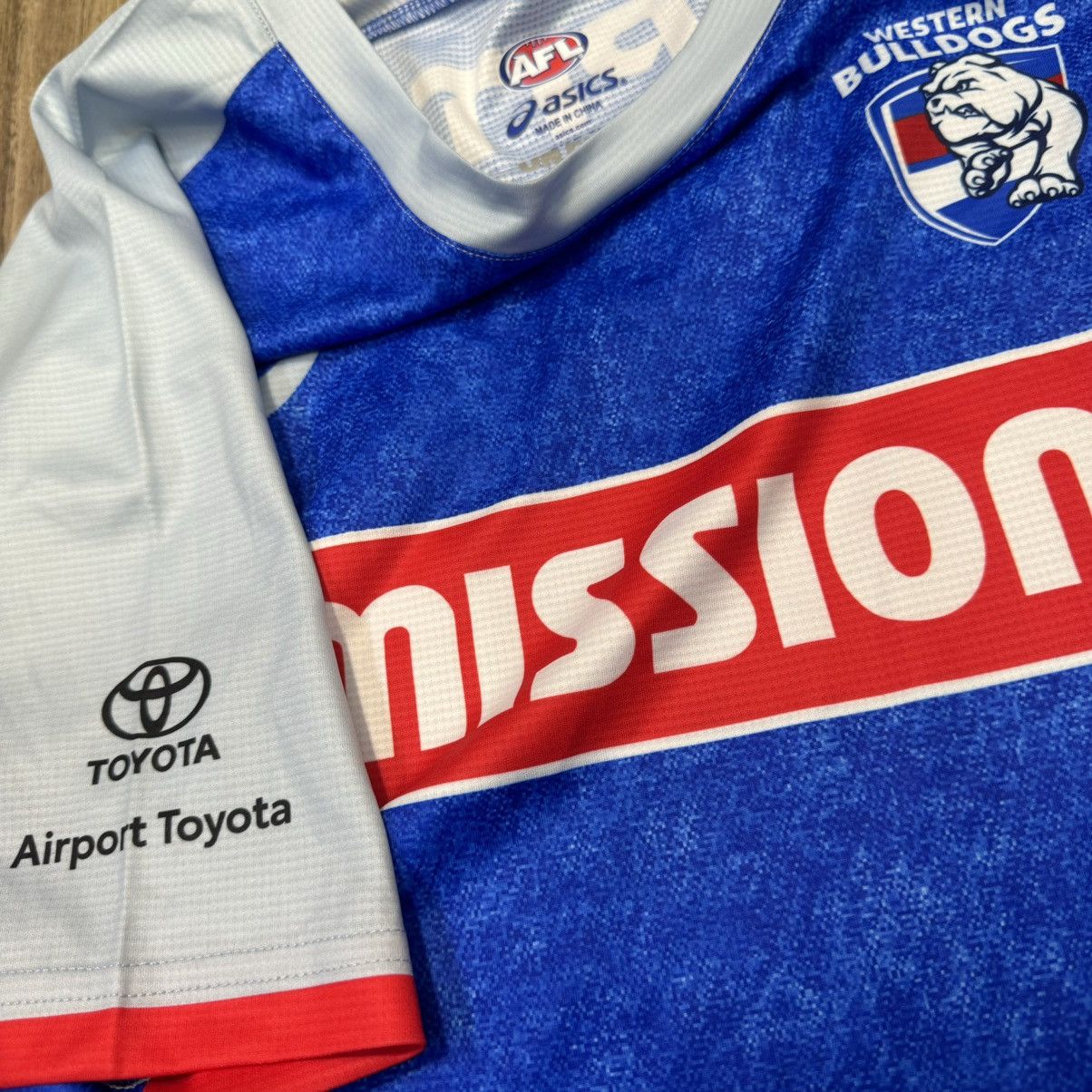 Asics Western Bulldogs Asics 2026 Training jersey Size US XL / EU 56 / 4 - 5 Thumbnail