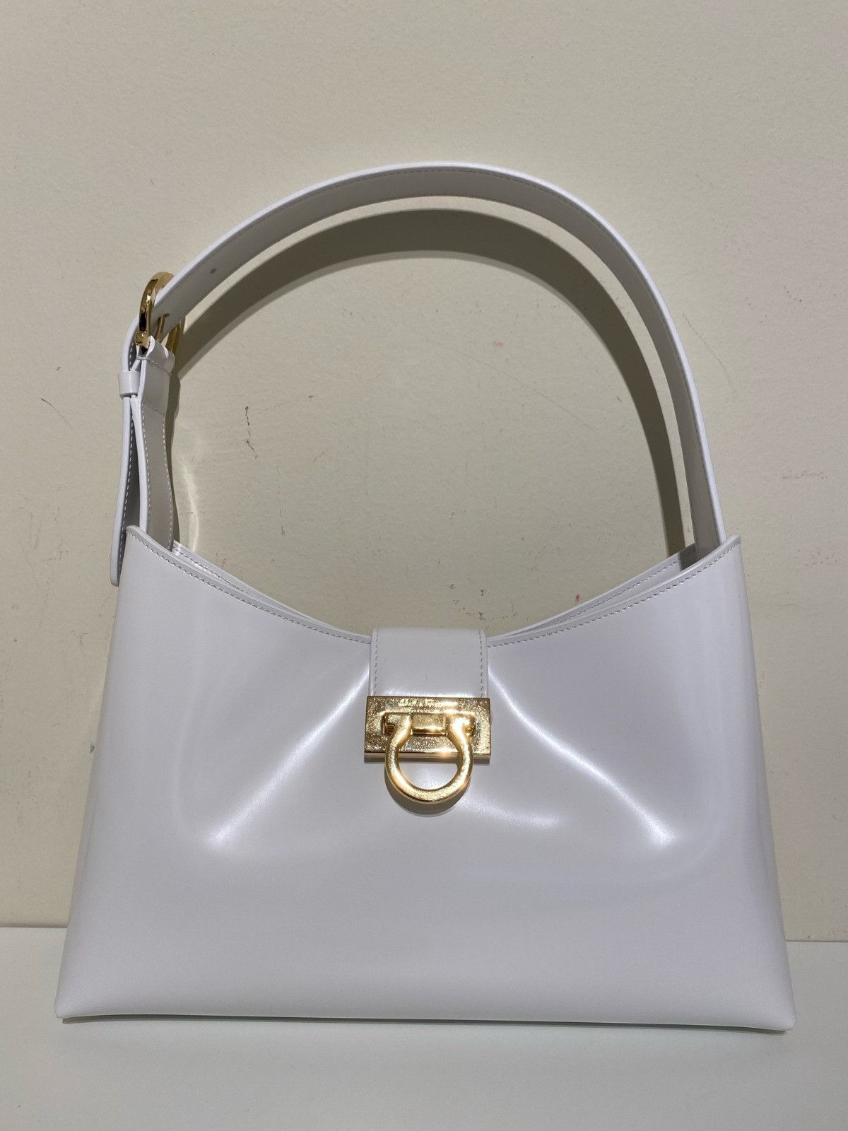 Salvatore Ferragamo o1s1rm1224 Size: OS / Trifolio Bag in White Size ONE SIZE - 1 Preview