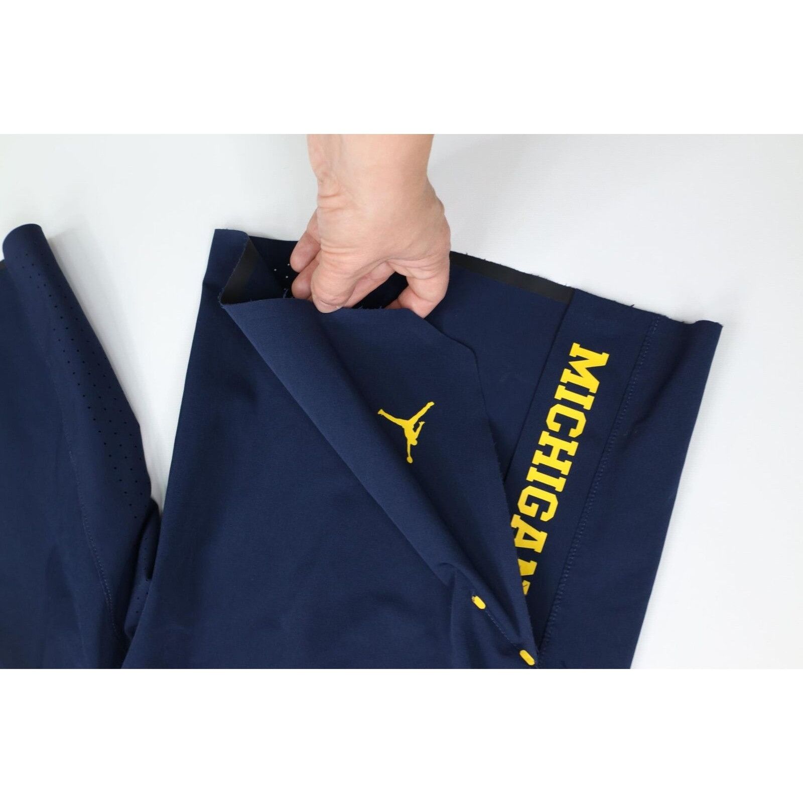 Jordan Brand × Nike Nike Air Jordan Spell Out University of Michigan Tech Shorts Size US 32 / EU 48 - 4 Thumbnail
