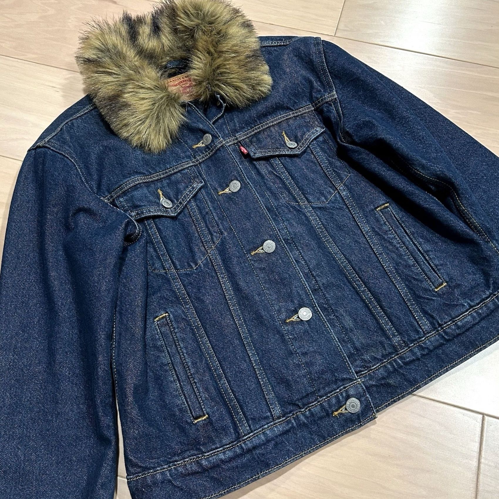 Levi's VINTAGE Levi's Ex-Boyfriend Faux Fur Collar Denim Trucker Jacket Women's Large Size L / US 10 / IT 46 - 2 Thumbnail
