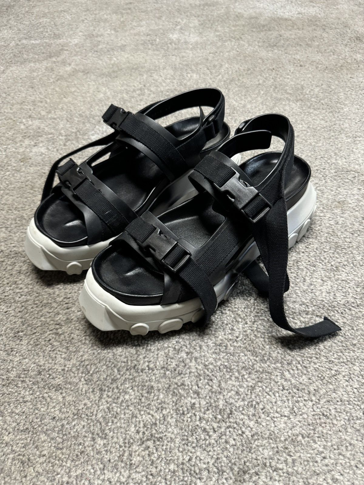image of Rick Owens Gradient Tractor Sandal Fw19 in Black, Men's