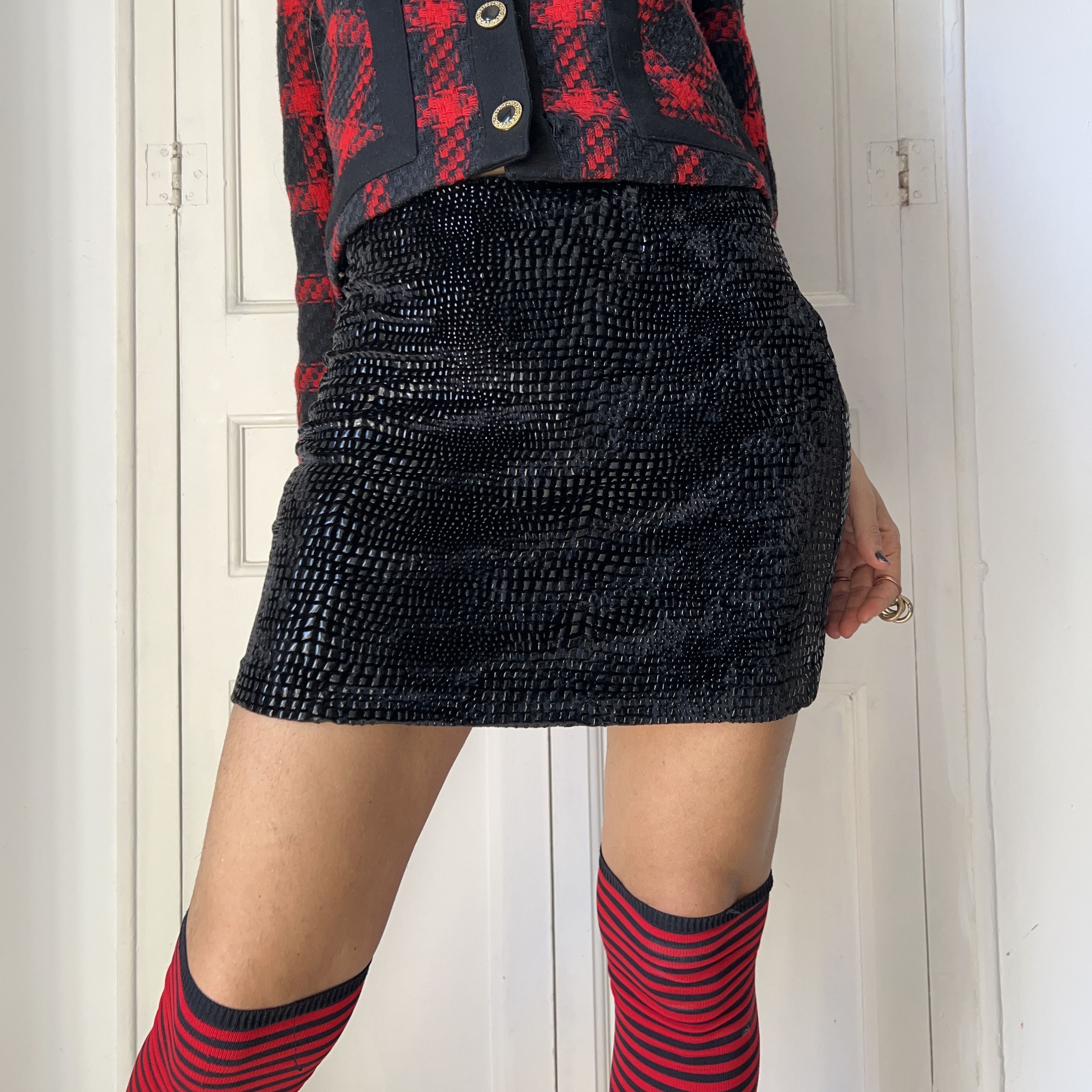 Vintage Vintage Black Crocodile Mini Skirt Size 28" / US 6 / IT 42 - 2 Thumbnail