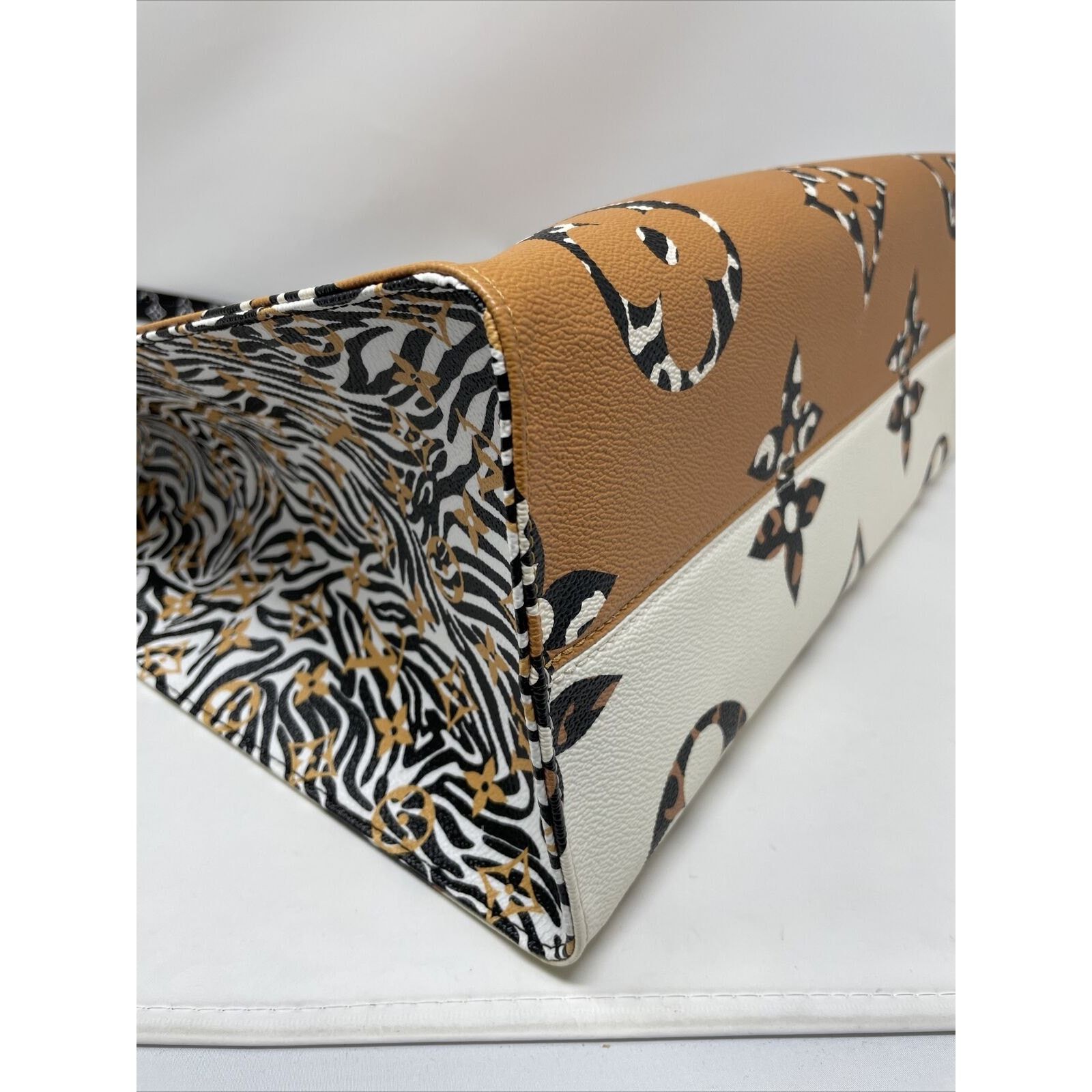 Louis Vuitton LOUIS VUITTON ONTHEGO GIANT JUNGLE MONOGRAM IVORY CARAMEL Size ONE SIZE - 17 Thumbnail