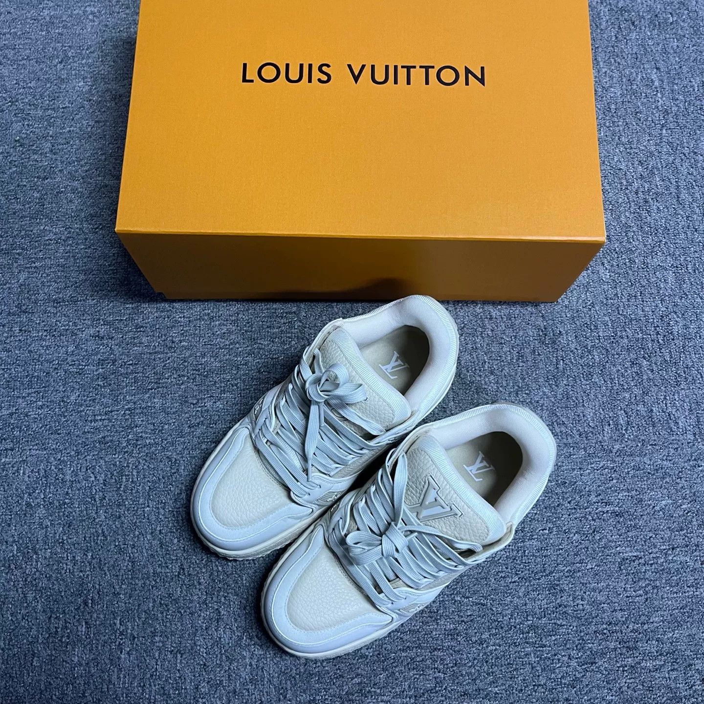 Louis Vuitton Louis Vuitton Leather White Lowtop Sneakers 5 Women Size US 5 / IT 35 - 1 Thumbnail