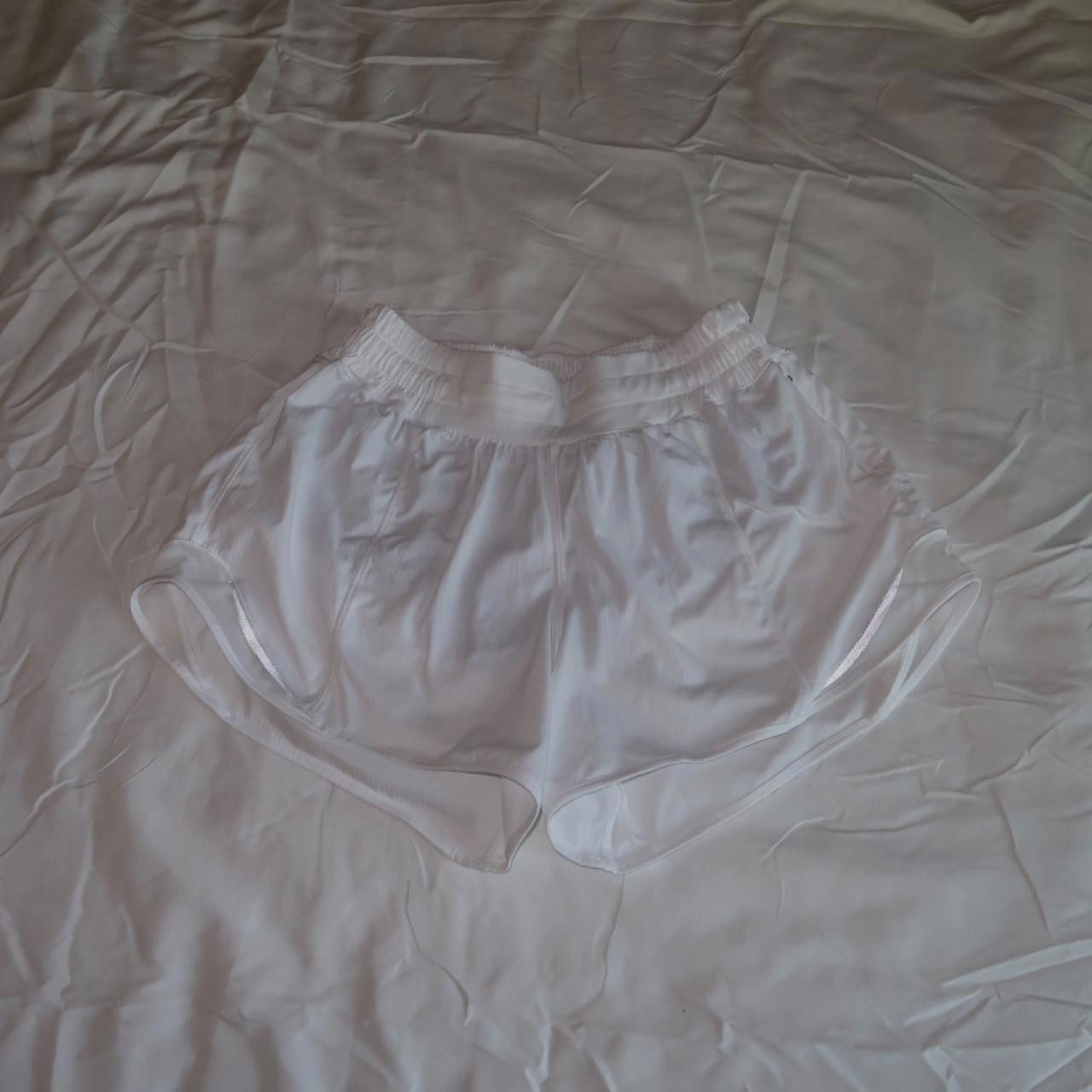 Designer lululemon white shorts Size 27" / US 4 / IT 40 - 1 Thumbnail