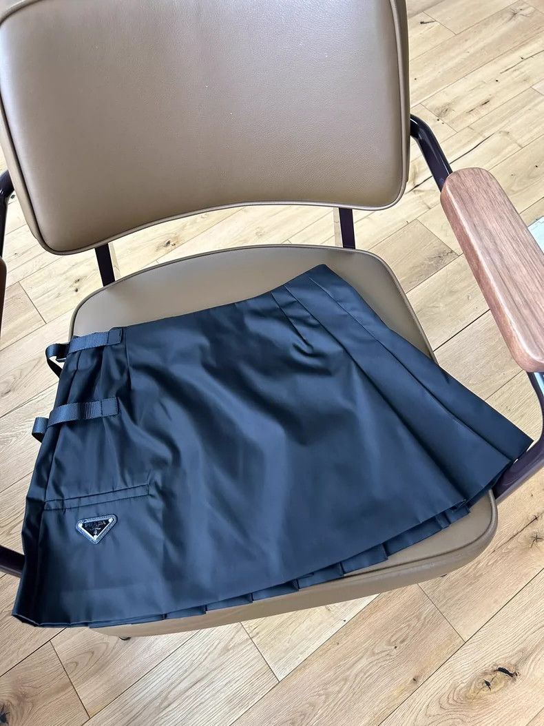 Prada Prada Black nylon pleated skirt 2501-Nextarrow Size 26" / US 2 / IT 38 - 4 Thumbnail