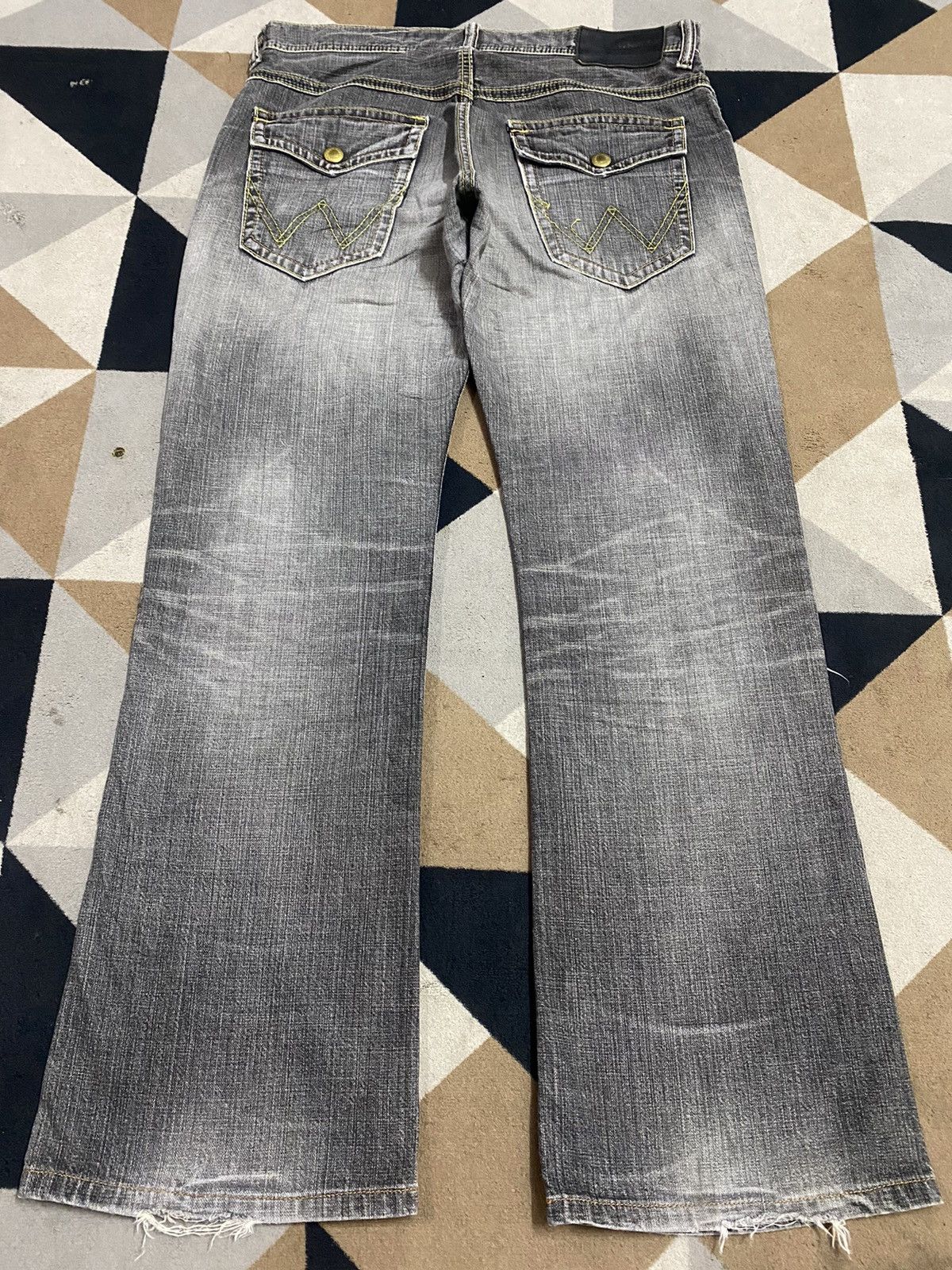 Japanese Brand Vintage Wrangler Black Denim Distressed Wide Leg Jeans Size US 35 - 2 Thumbnail