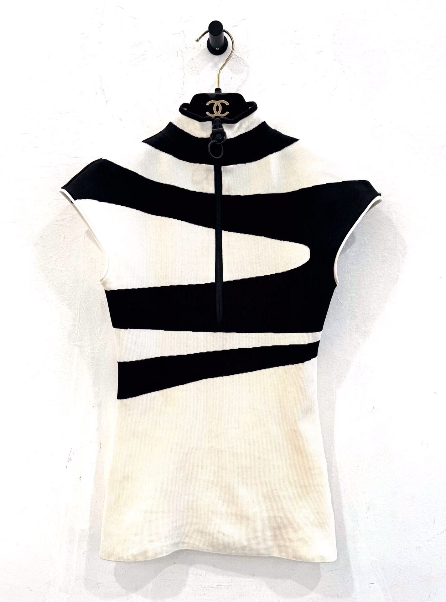 Louis Vuitton Louis Vuitton Black White Irregular Stripe Sleeveless Knit Size XS / US 0-2 / IT 36-38 - 1 Thumbnail